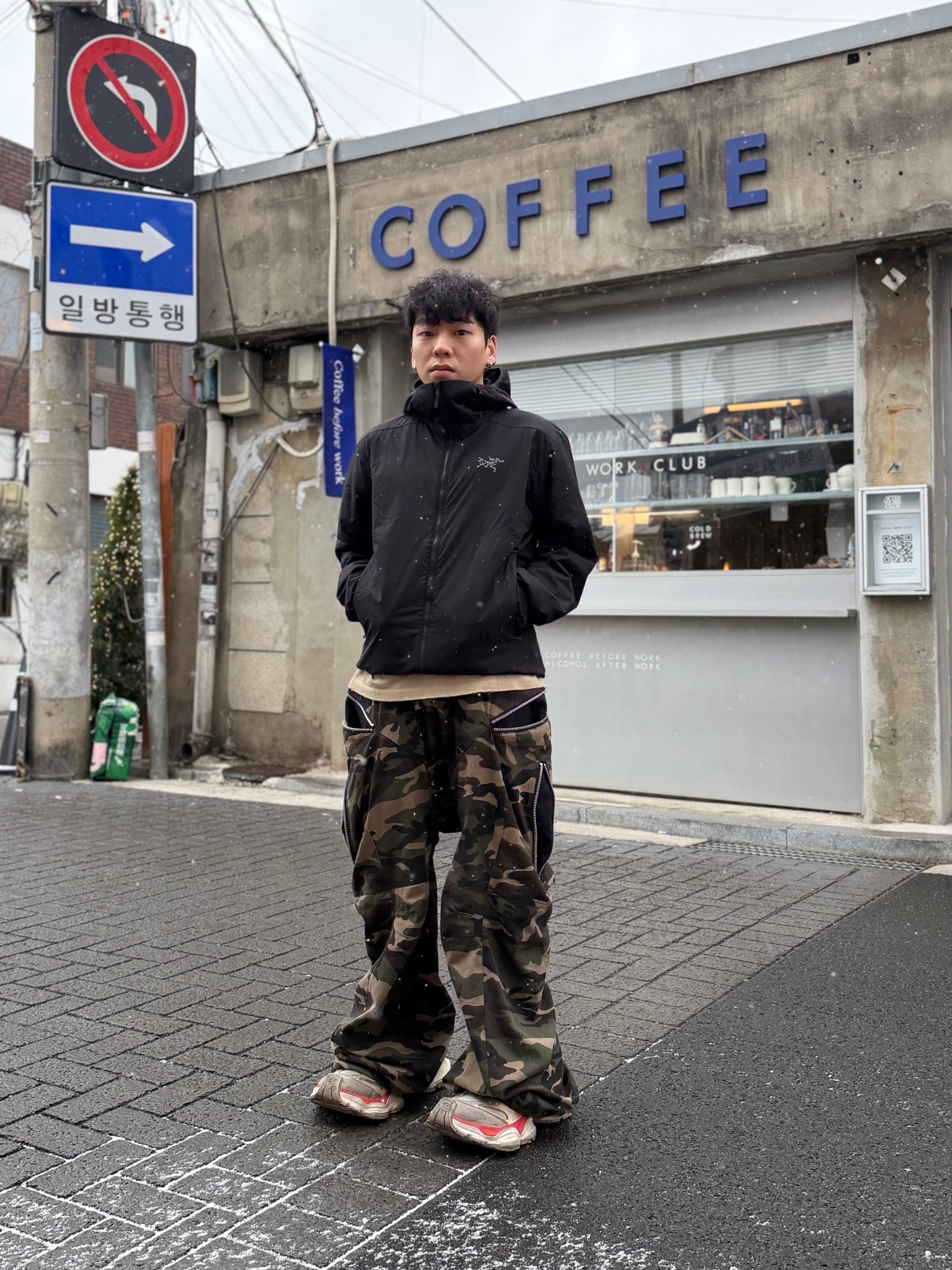 Arc'teryx Atom Hoody Black 착용 스타일 - 1