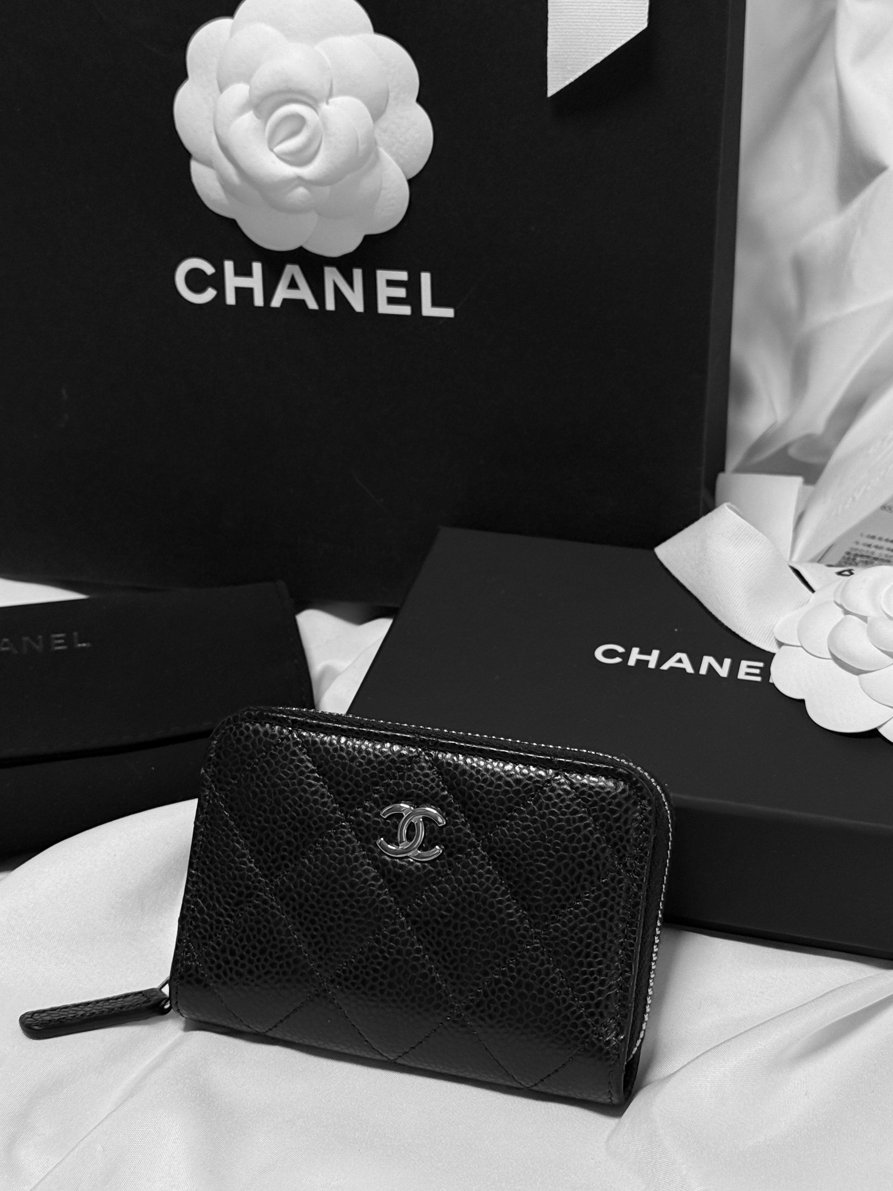 Chanel Classic Zipped Coin Purse Grained Calfskin & Silver Black 착용 스타일