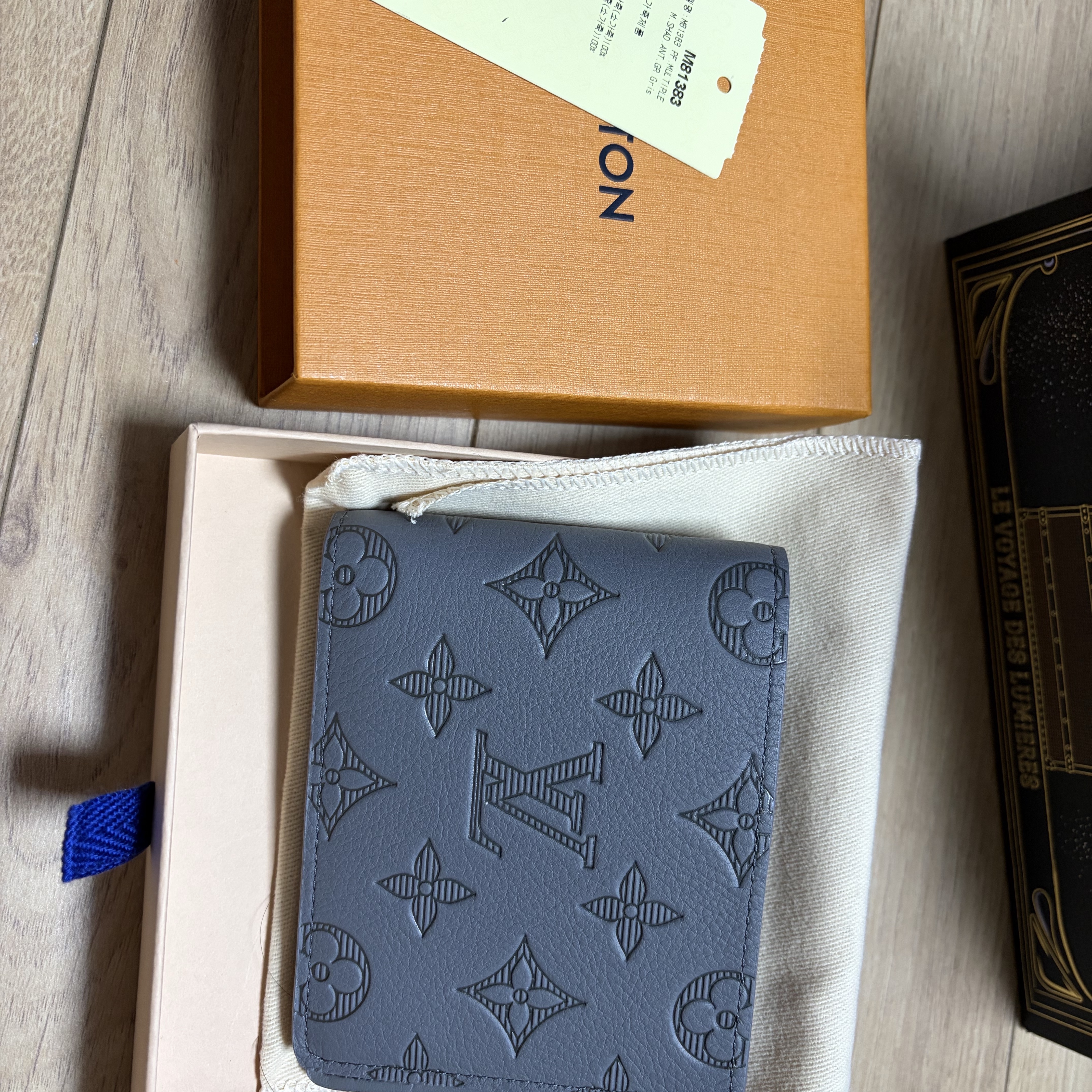 Louis Vuitton Multiple Wallet Monogram Shadow Anthracite Grey 착용 스타일