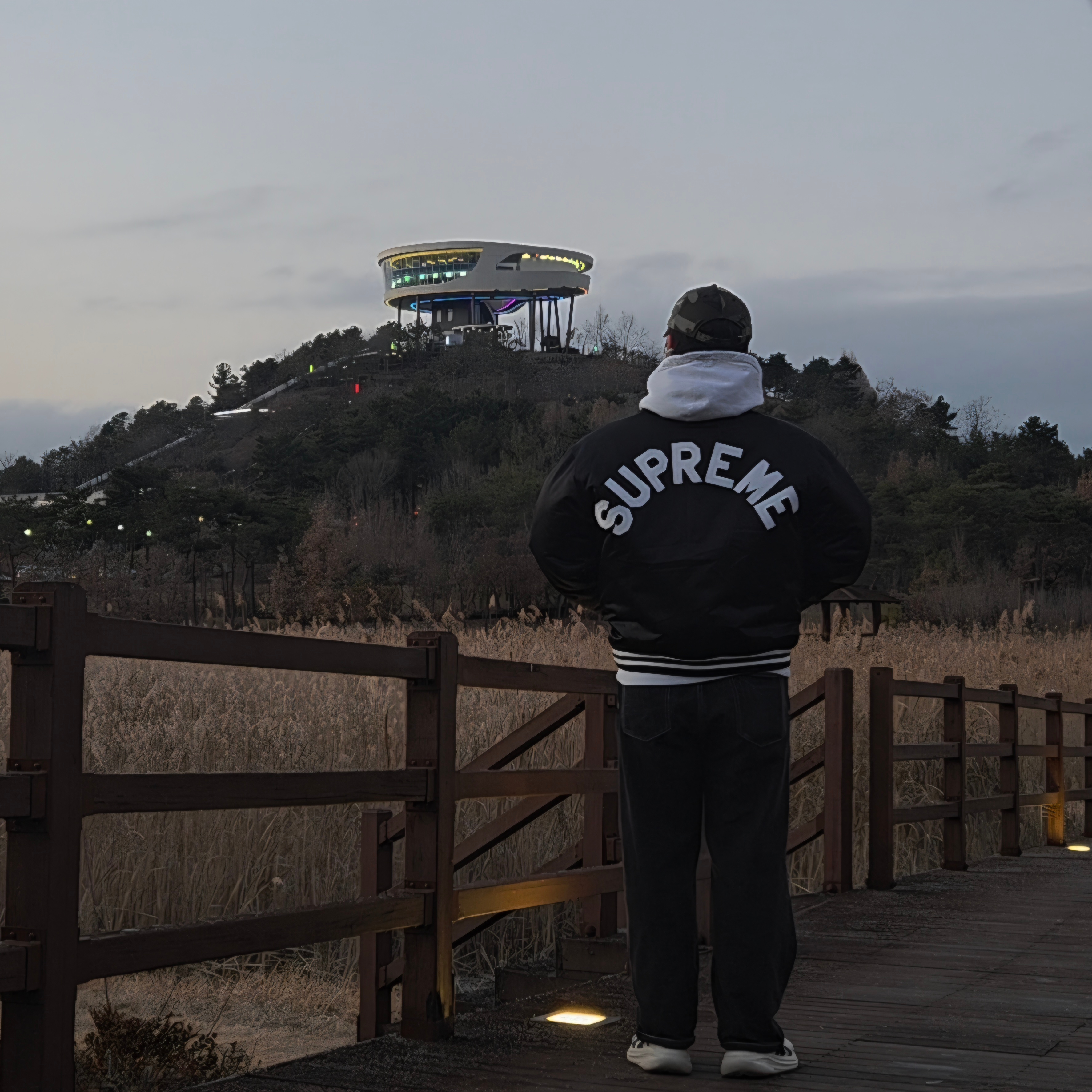 Supreme Mitchell & Ness Satin Varsity Jacket Black - 24FW, Supreme Box Logo Hooded Sweatshirt Ash Grey - 23FW 착용 스타일 - 1