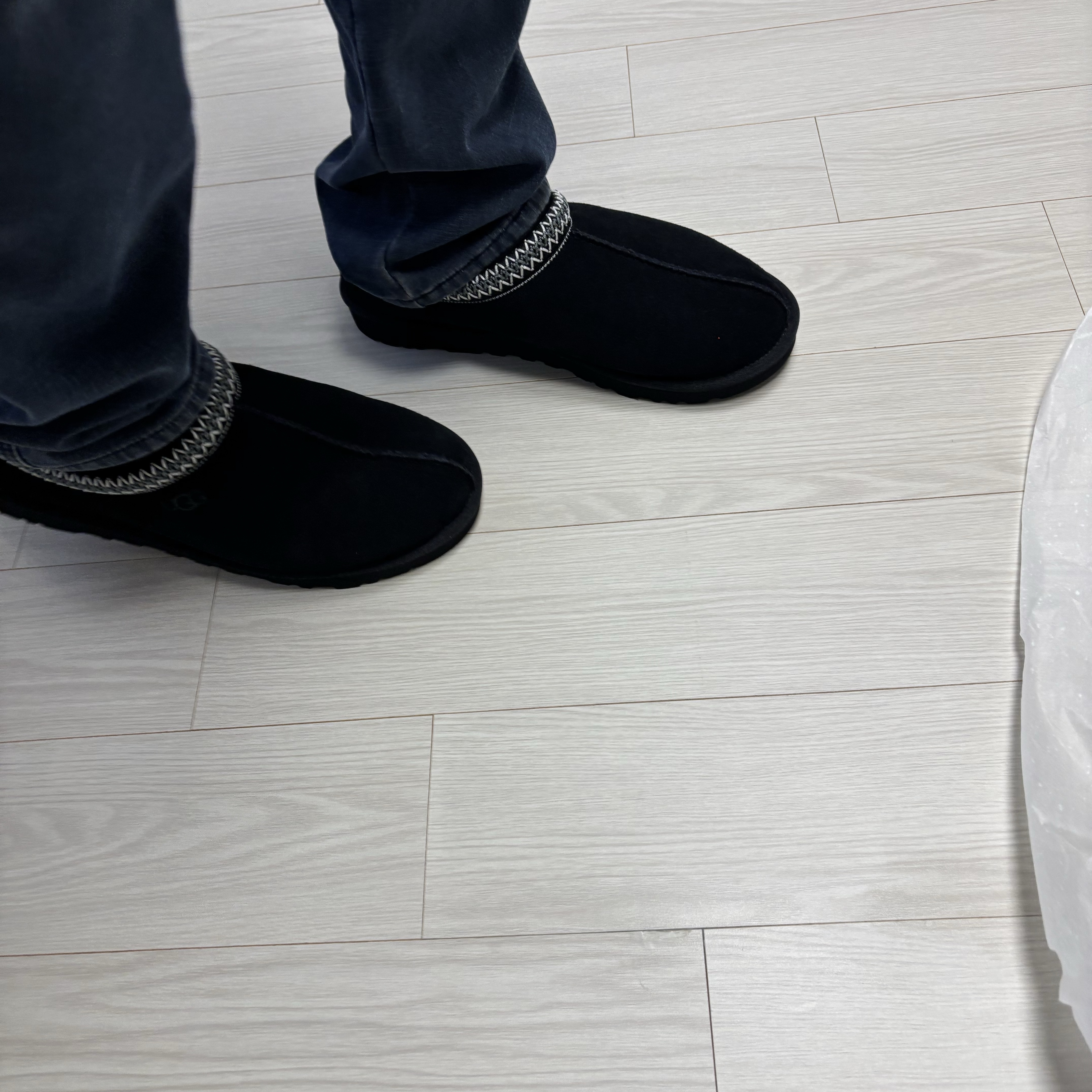 UGG Tasman II Slipper Black 착용 스타일