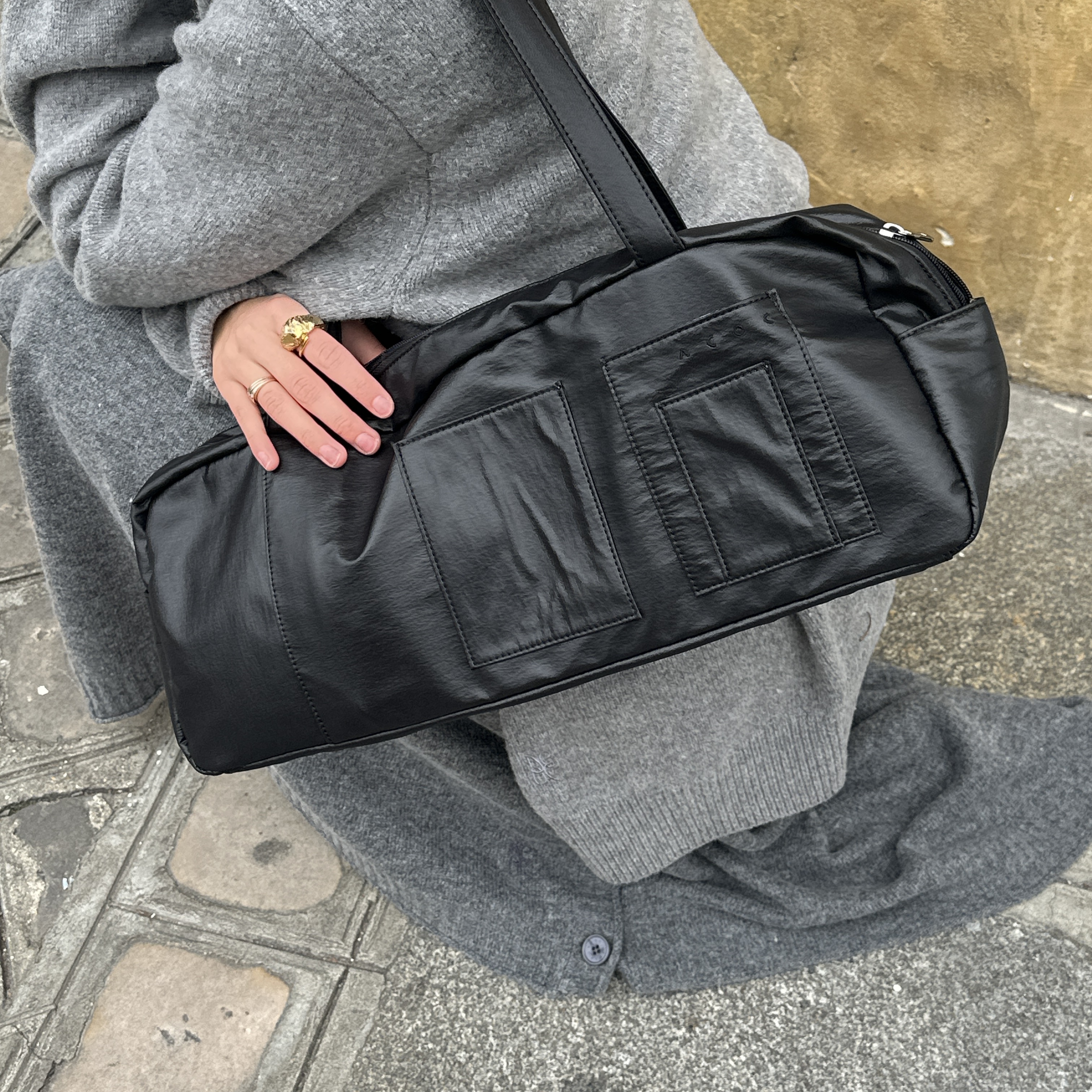 ACOC Modular Wrap Skirt Gray, ACOC Glossy Grid Duffle S Bag Black 착용 스타일 - 2