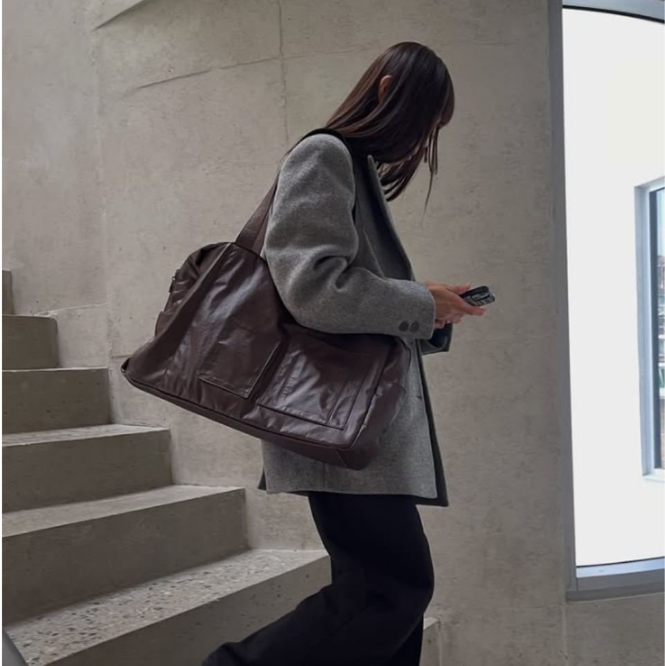 ACOC Glossy Grid Duffle L Bag Brown 착용 스타일