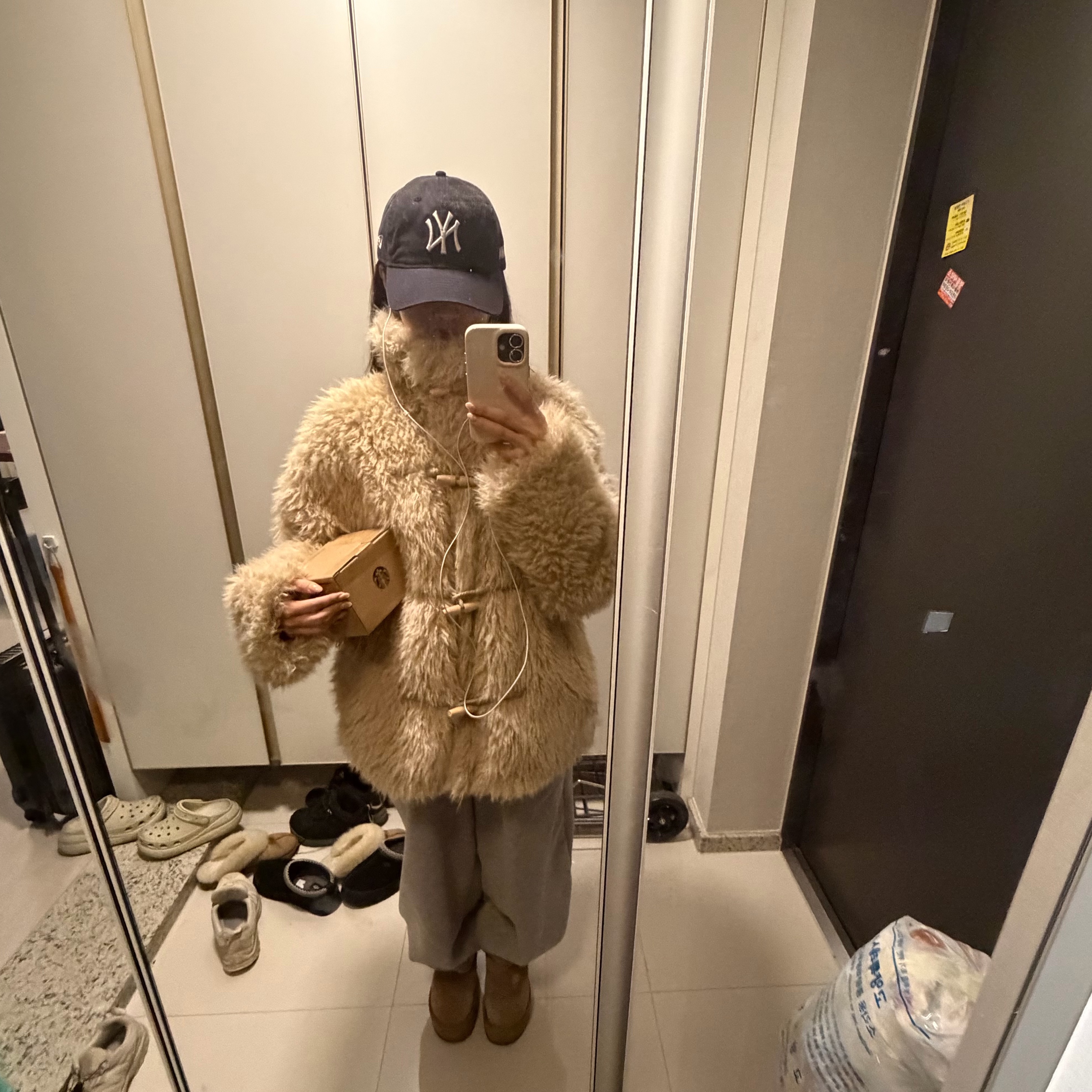 New Era x MoMA New York Yankees Cap Navy, (W) UGG Classic Mini Platform Boots Chestnut 착용 스타일