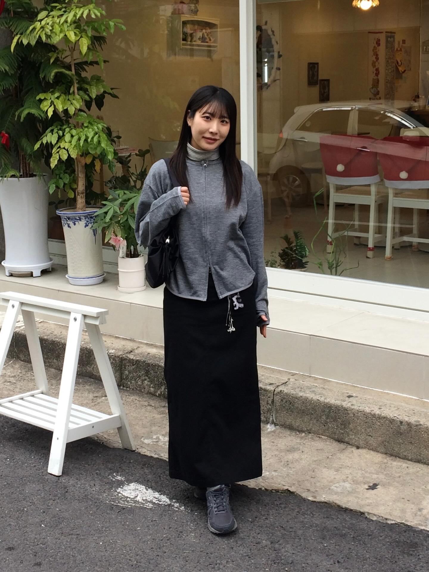 SLOW RECORD HOUSE Round Zip-Up Cardigan Grey 착용 스타일 - 4