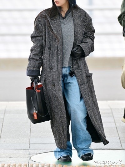 Maison Margiela ID Photo Holder Charm Black, Maison Margiela ID Photo Holder Charm Pink 착용 스타일 - 3