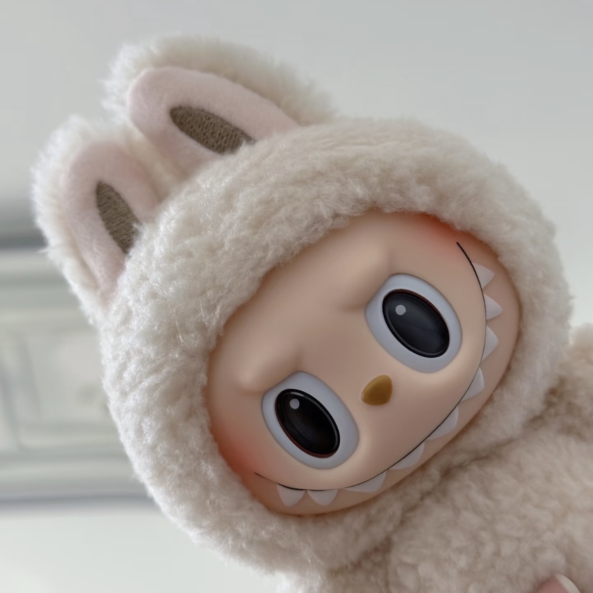 Pop Mart Labubu The Monsters Labubu Tasty Macarons Series Soymilk Keyring 착용 스타일