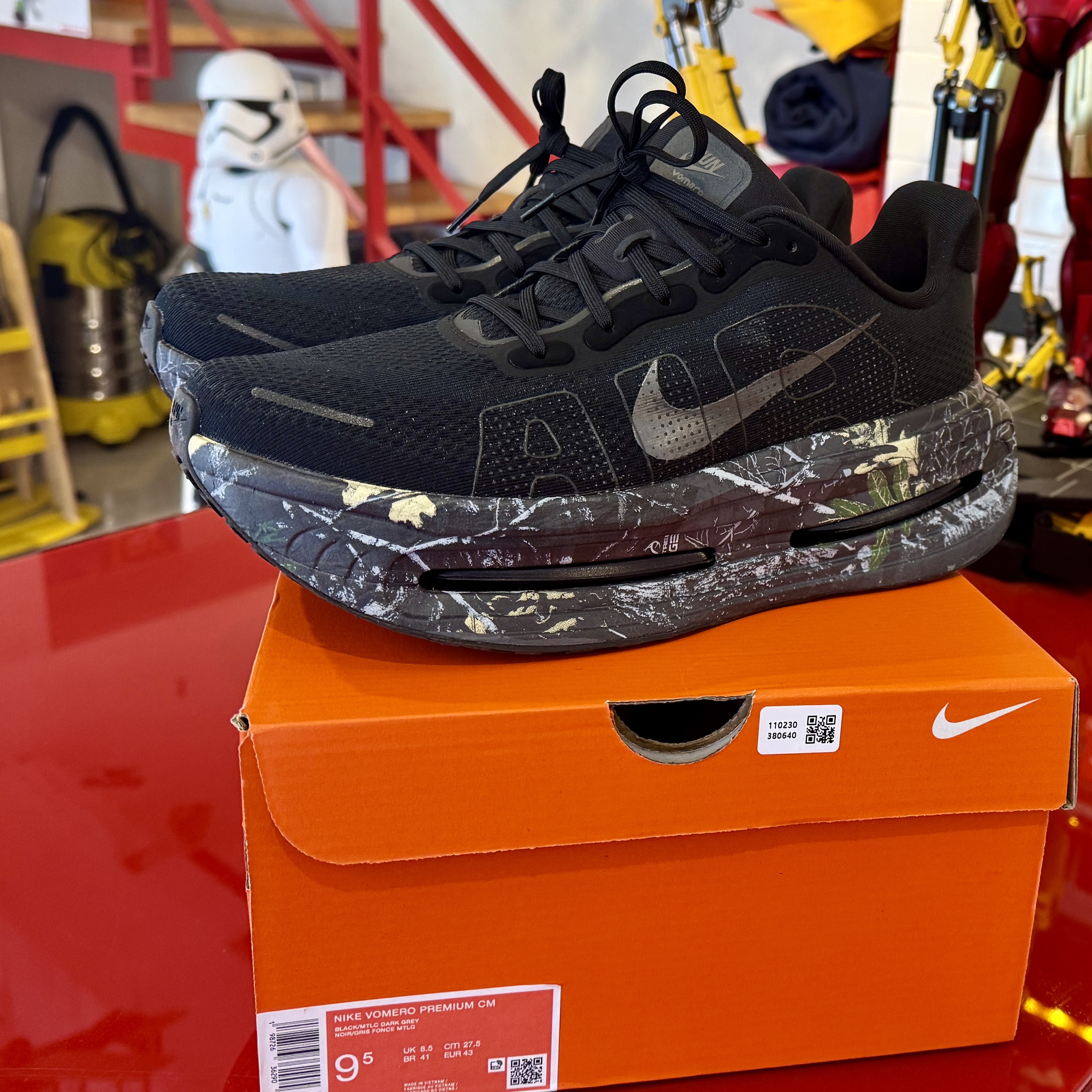 Nike Vomero Premium Black Dark Smoke Grey 착용 스타일