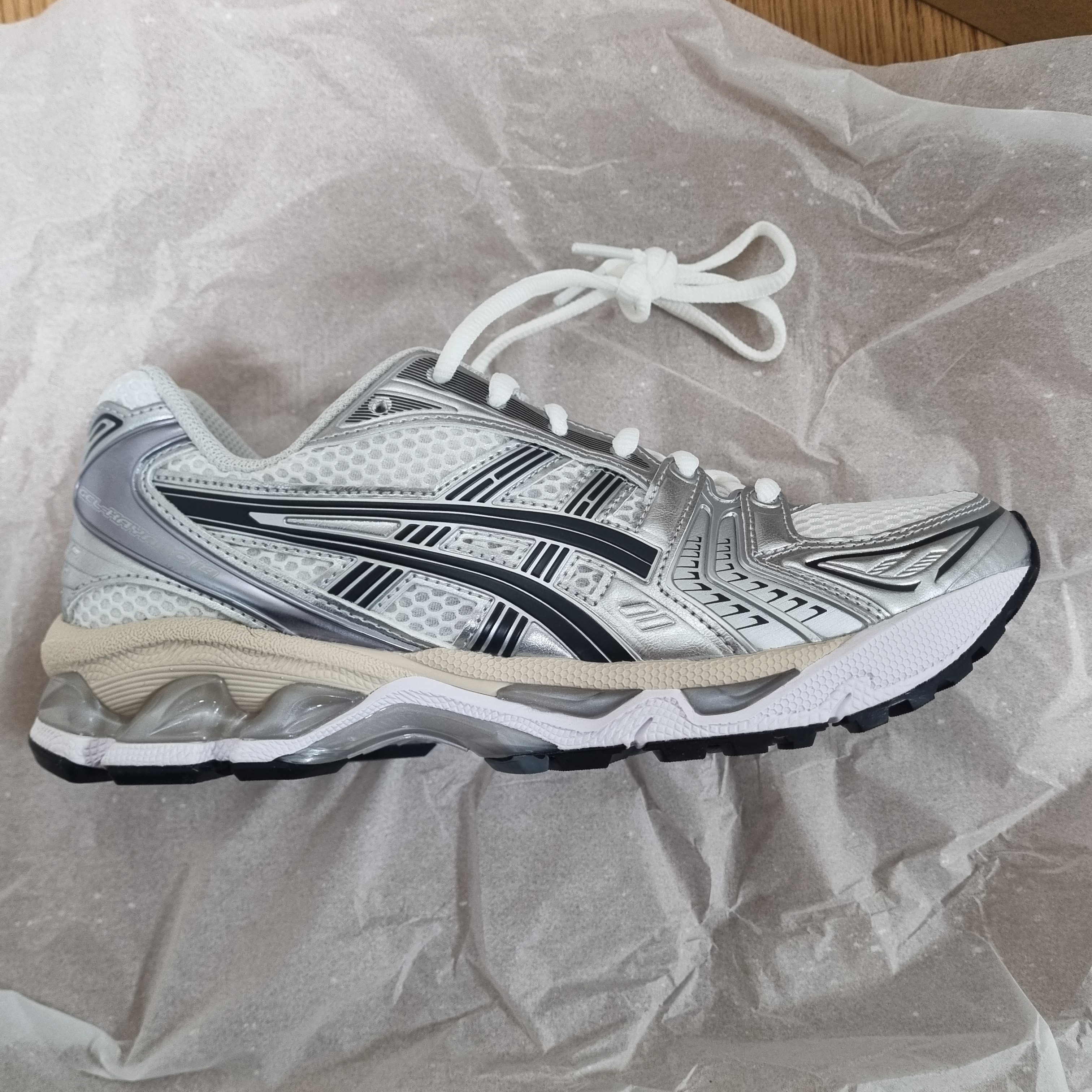 Asics Gel-Kayano 14 White Graphite Grey 착용 스타일 - 2