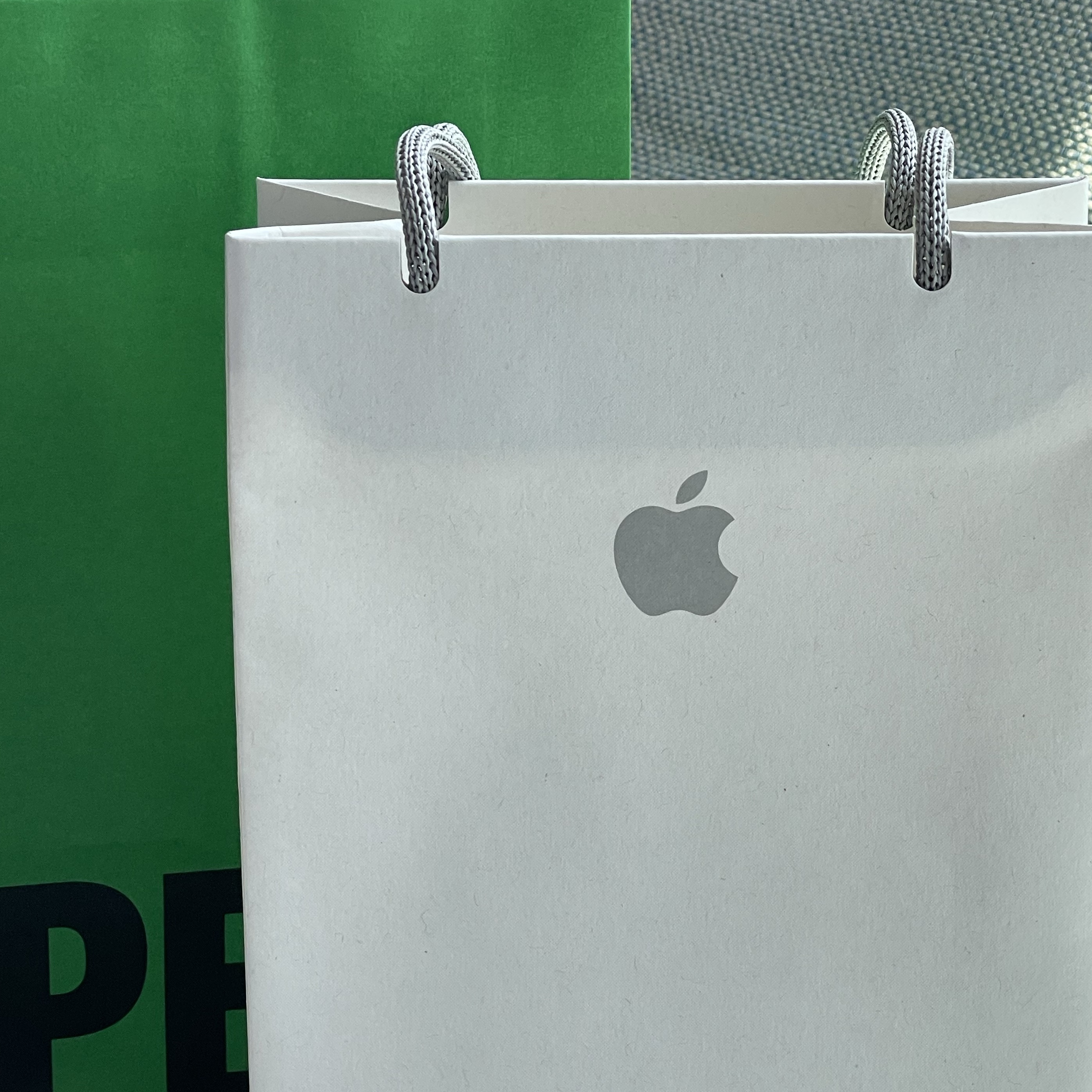 Apple AirPods 4th Gen with Active Noise Cancellation (Korean Ver.) 착용 스타일 - 1
