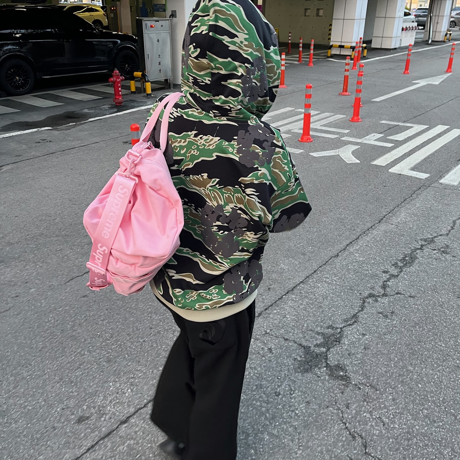 Denim Tears Cotton Wreath Zip Hoodie Tiger Camo, Supreme Duffle Bag Light Pink - 25SS 착용 스타일 - 1