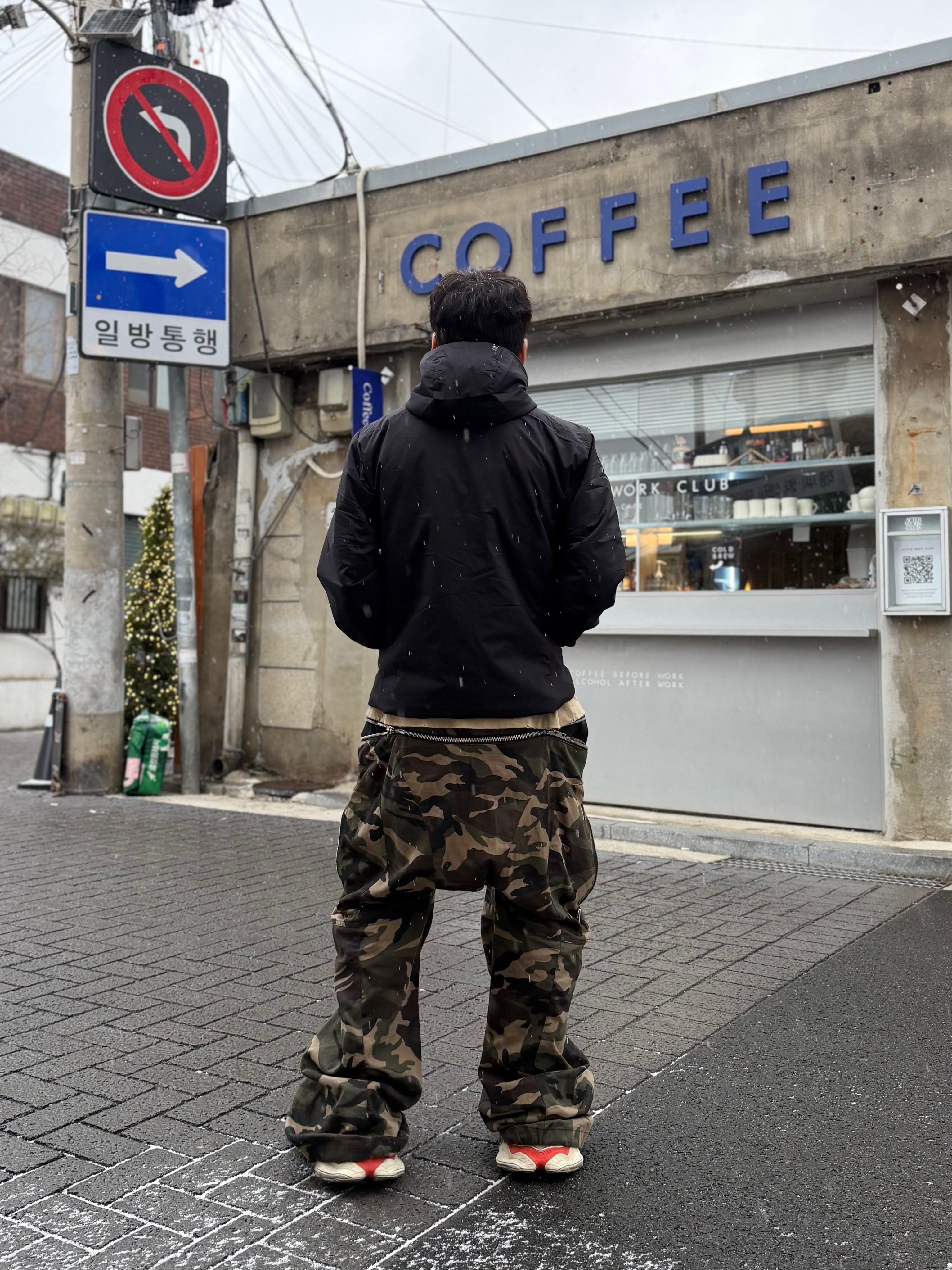 Arc'teryx Atom Hoody Black 착용 스타일 - 2