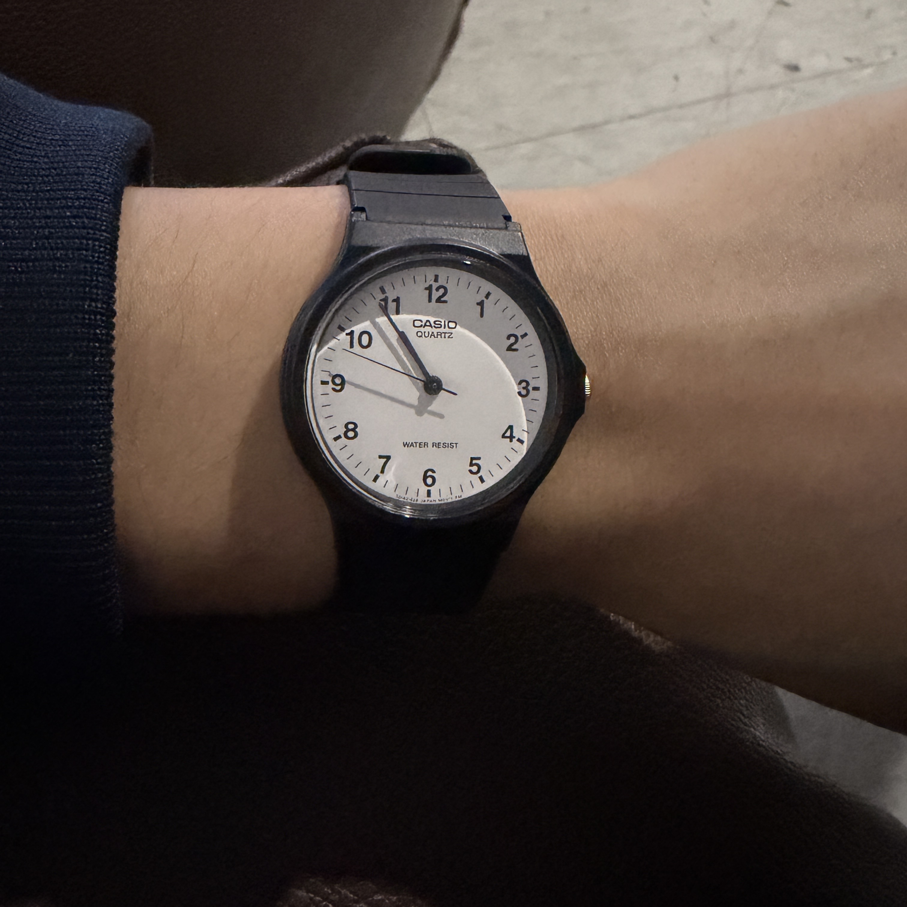 Casio MQ-24-7BL 착용 스타일