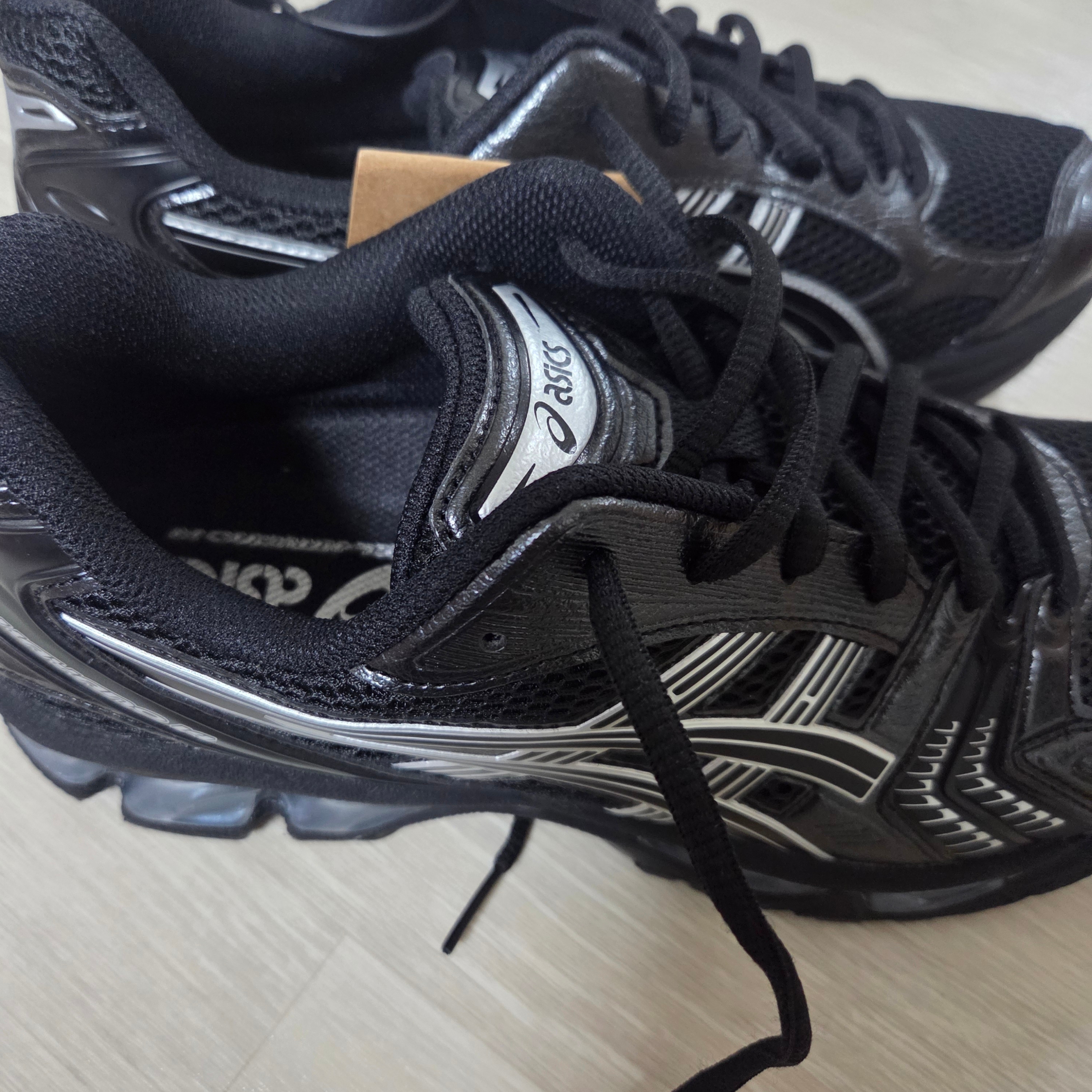 Asics Gel-Kayano 14 Black Pure Silver 착용 스타일