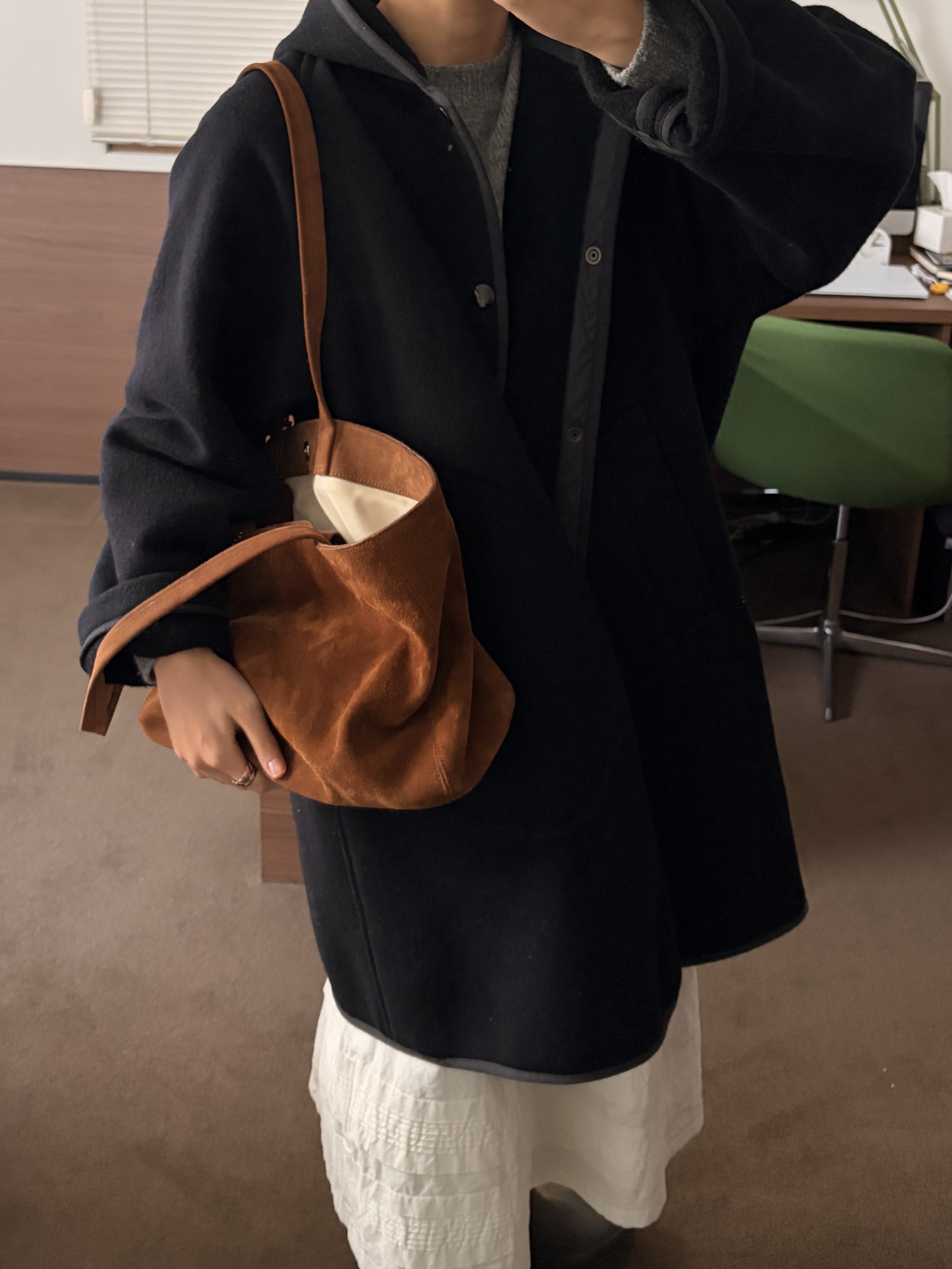 Demars X MNH Port Bag Suede Brown, Demars X MNH Bag Charm Suede Brown 착용 스타일 - 3
