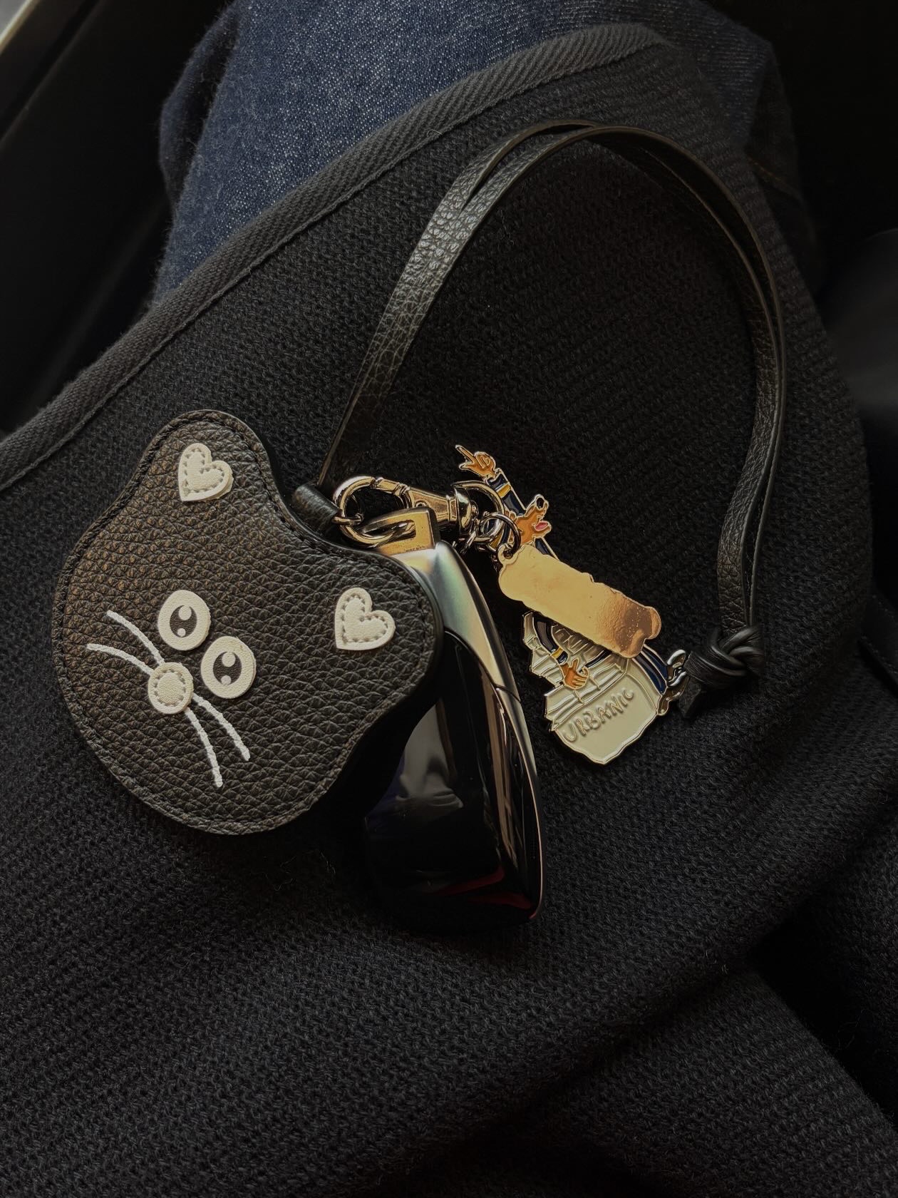Demars X MNH Bag Charm Black, Demars X MNH Bag Charm Suede Brown 착용 스타일 - 2