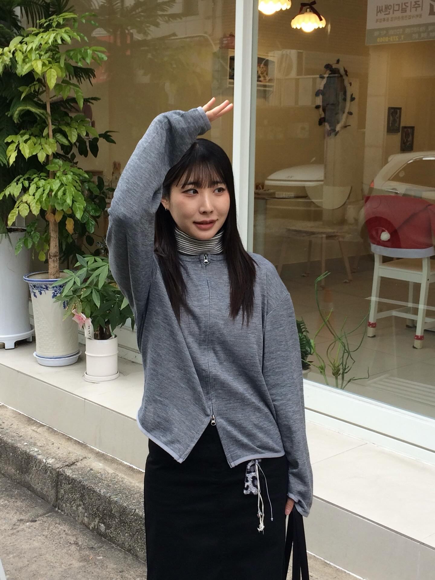SLOW RECORD HOUSE Round Zip-Up Cardigan Grey 착용 스타일 - 7