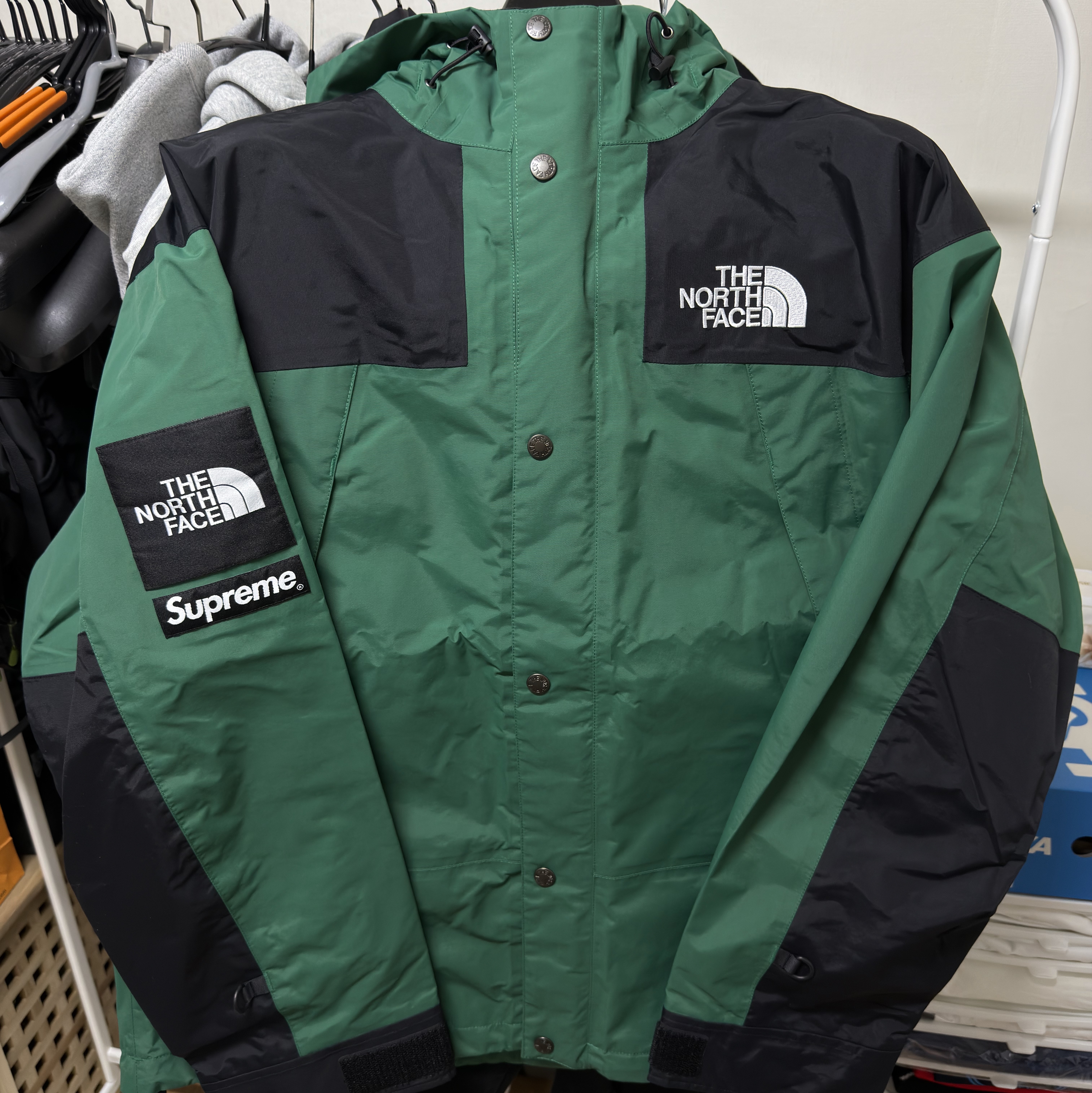 Supreme x The North Face Mountain Jacket Green - 24FW, Supreme x The North Face Trekking Convertible Jacket Black - 22SS 착용 스타일 - 1