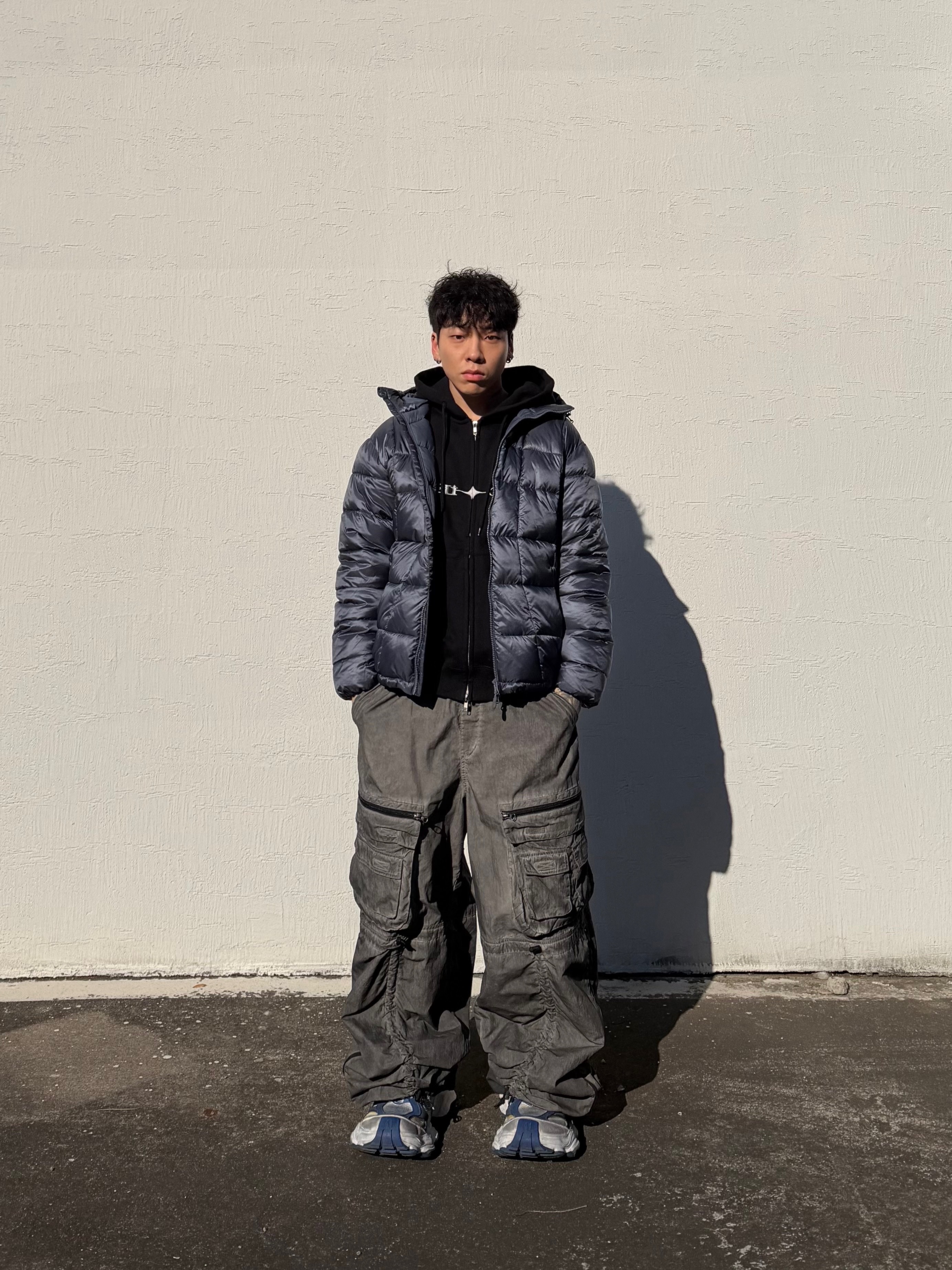 Balenciaga Cargo Sneakers Grey White Blue 착용 스타일 - 1