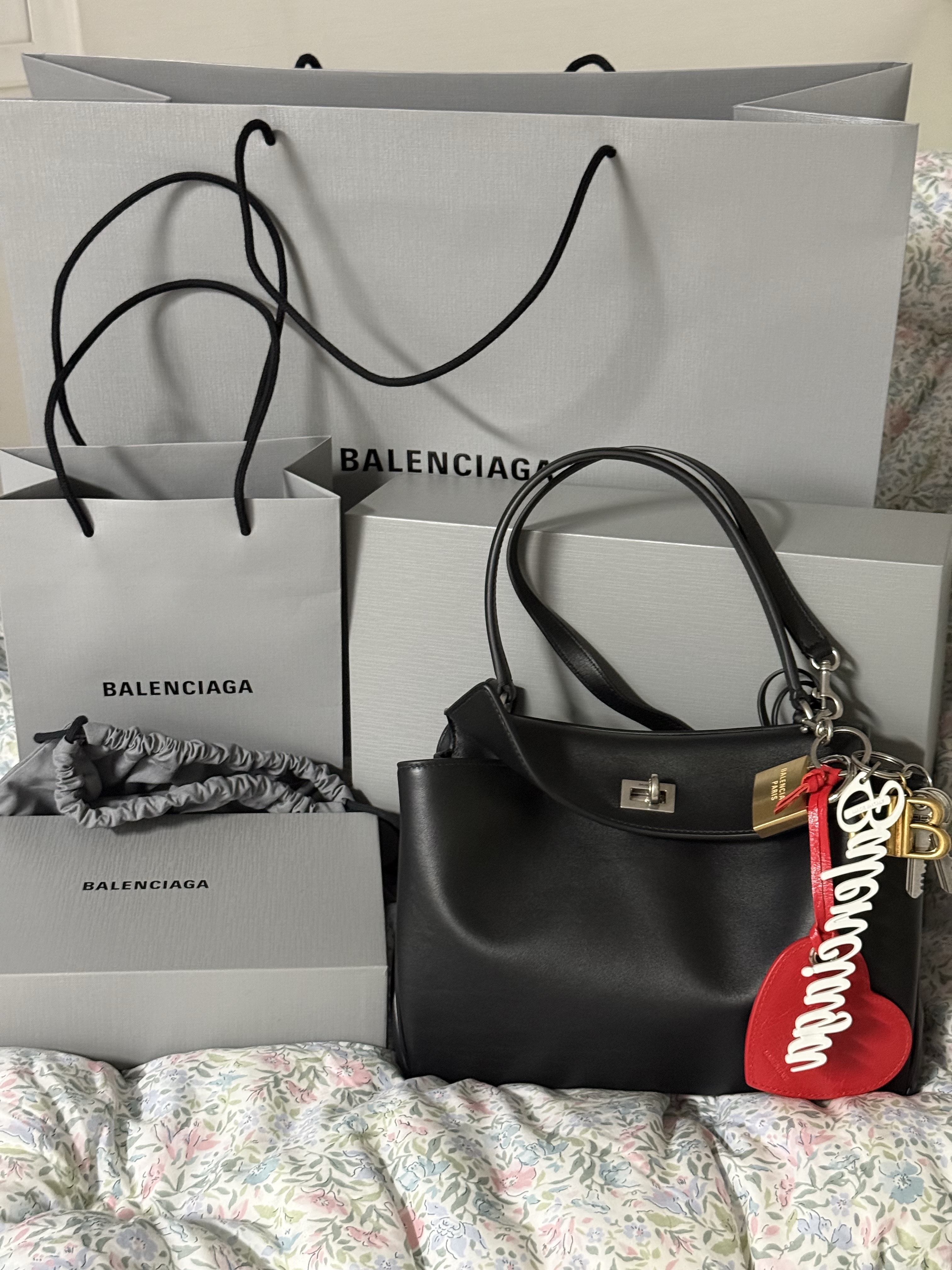 Balenciaga Rodeo Medium Handbag Gray Silver, (W) Balenciaga Paloma Keychain Multicolored 착용 스타일 - 1