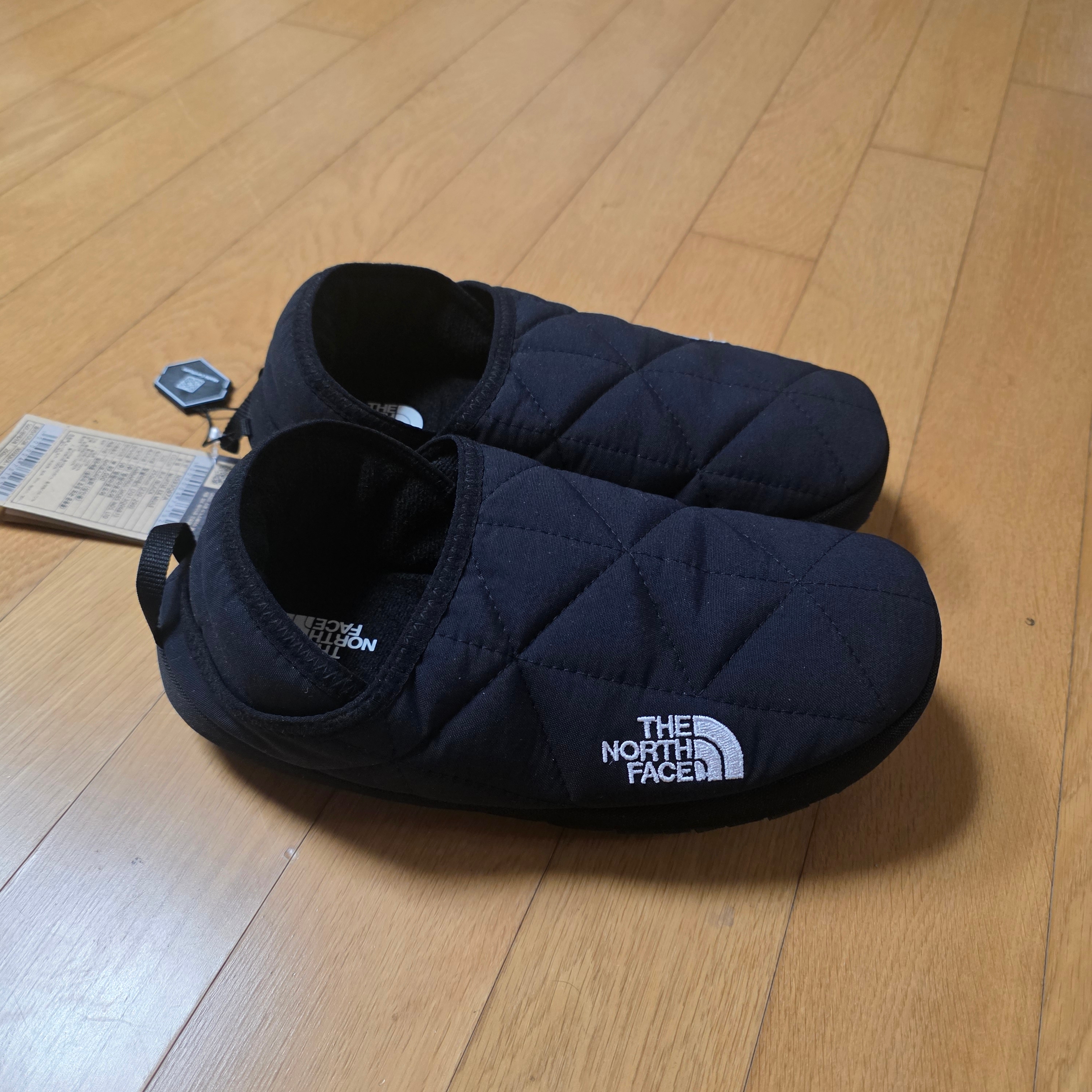 The North Face Nuptse Ex Mule Black 착용 스타일
