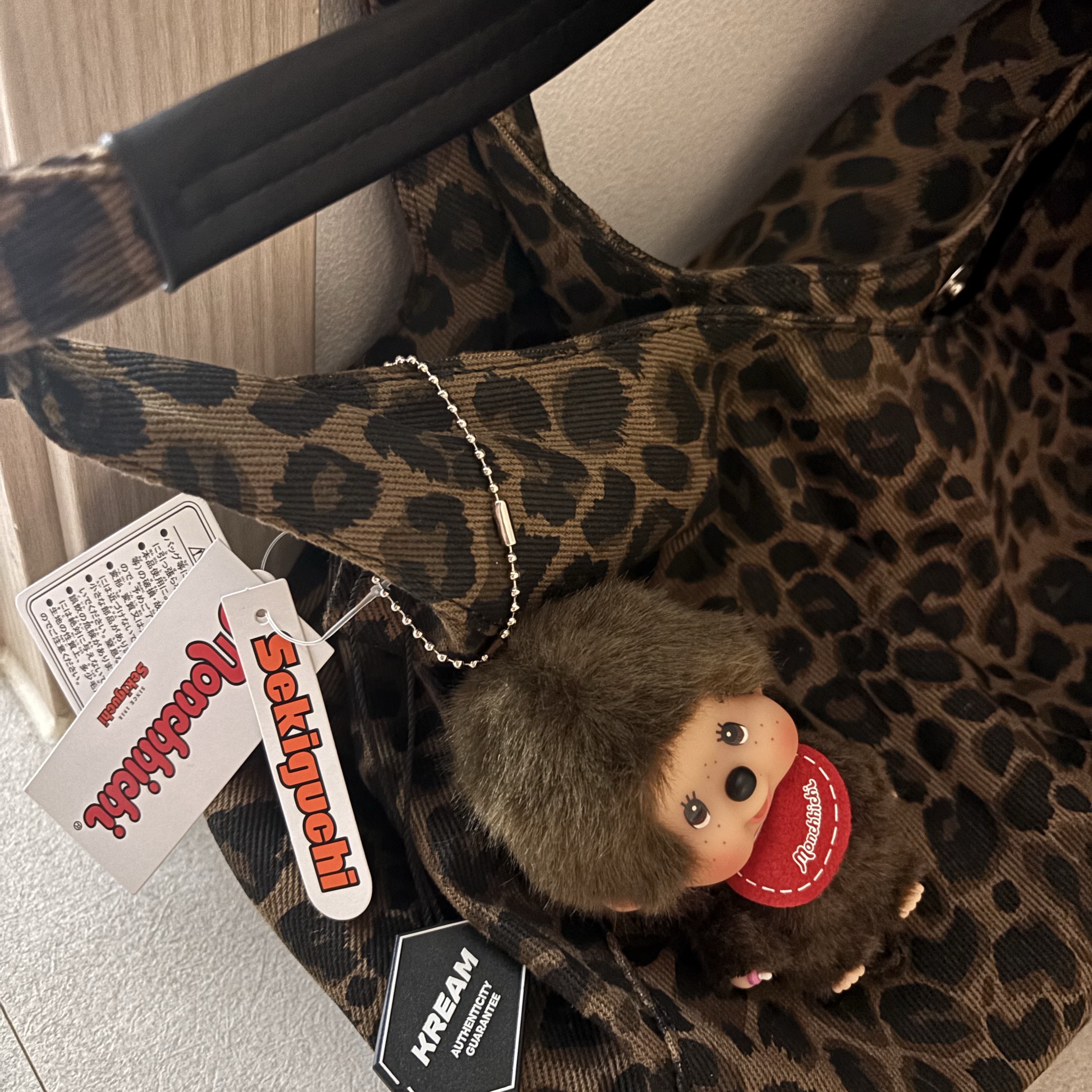 Monchhichi Bighead SS Boy Key Chain Brown 착용 스타일