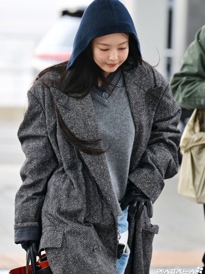 Maison Margiela ID Photo Holder Charm Black, Maison Margiela ID Photo Holder Charm Pink 착용 스타일 - 1