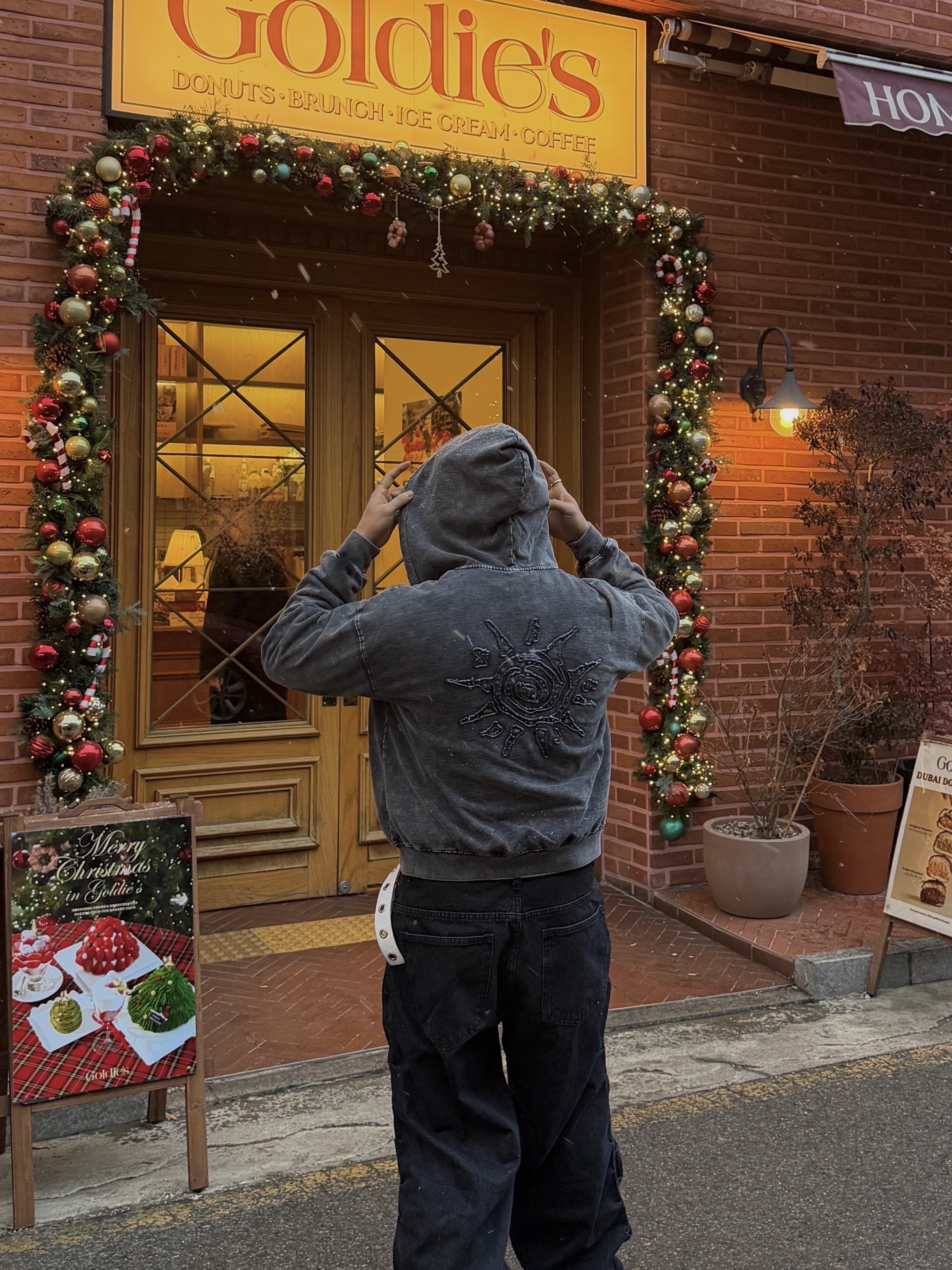 Rick Owens Hollywood Mega Bumper Geobasket in Full Grain Calf Leather Black Milk 착용 스타일 - 3