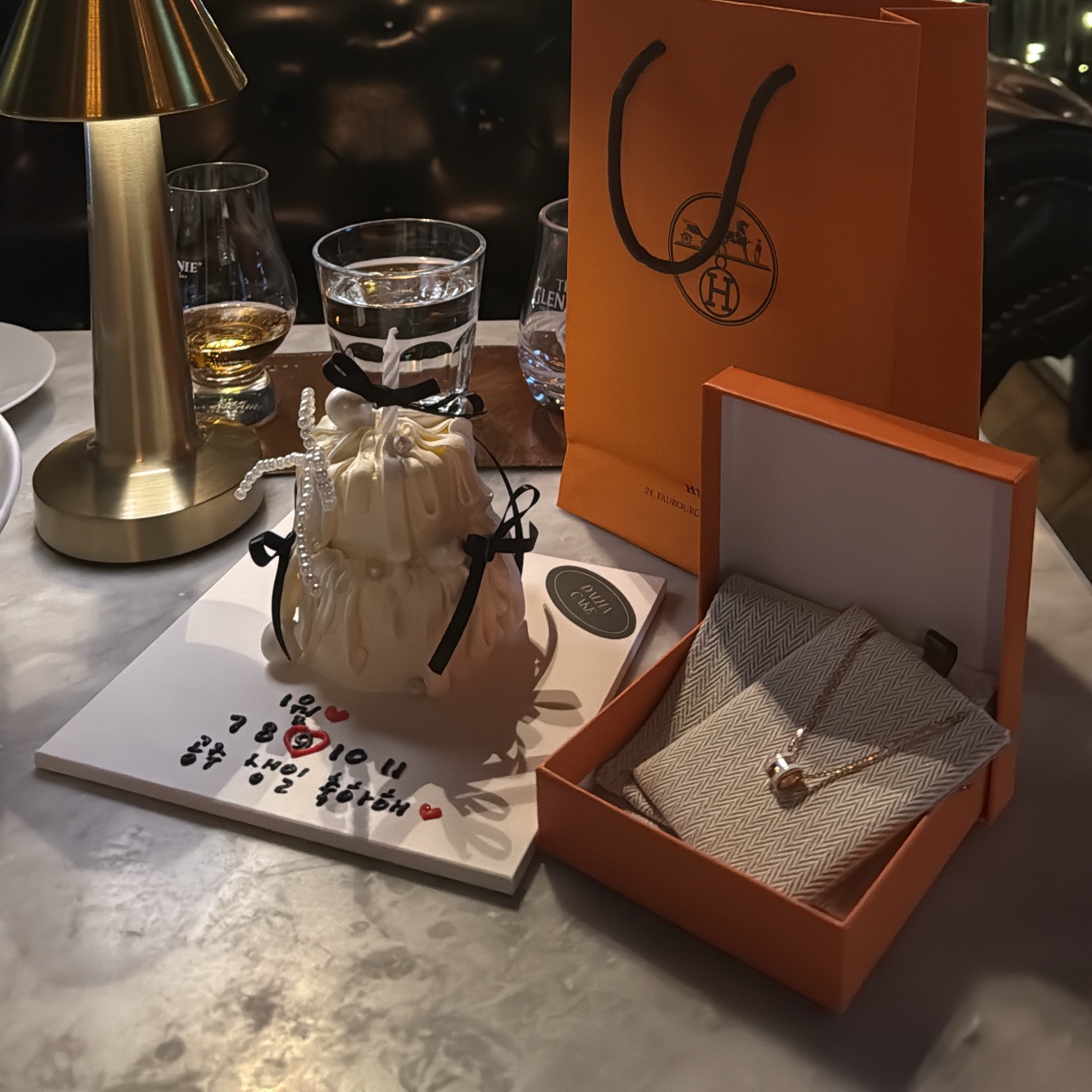 (W) Hermes Mini Pop H Pendant Rose Gold & Blanc 착용 스타일