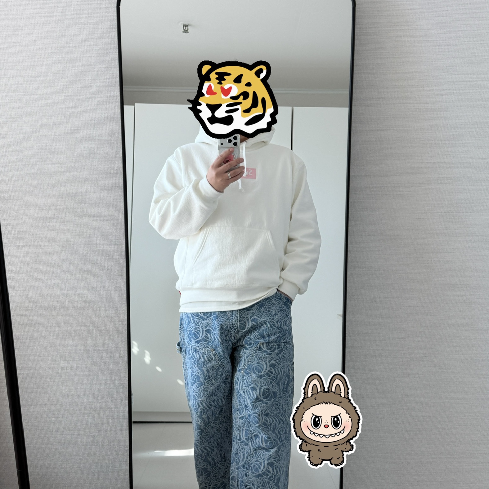 Supreme Box Logo Hooded Sweatshirt White - 25FW, Supreme Script Jacquard Double Knee Denim Painter Pants Washed Blue - 22FW 착용 스타일 - 1