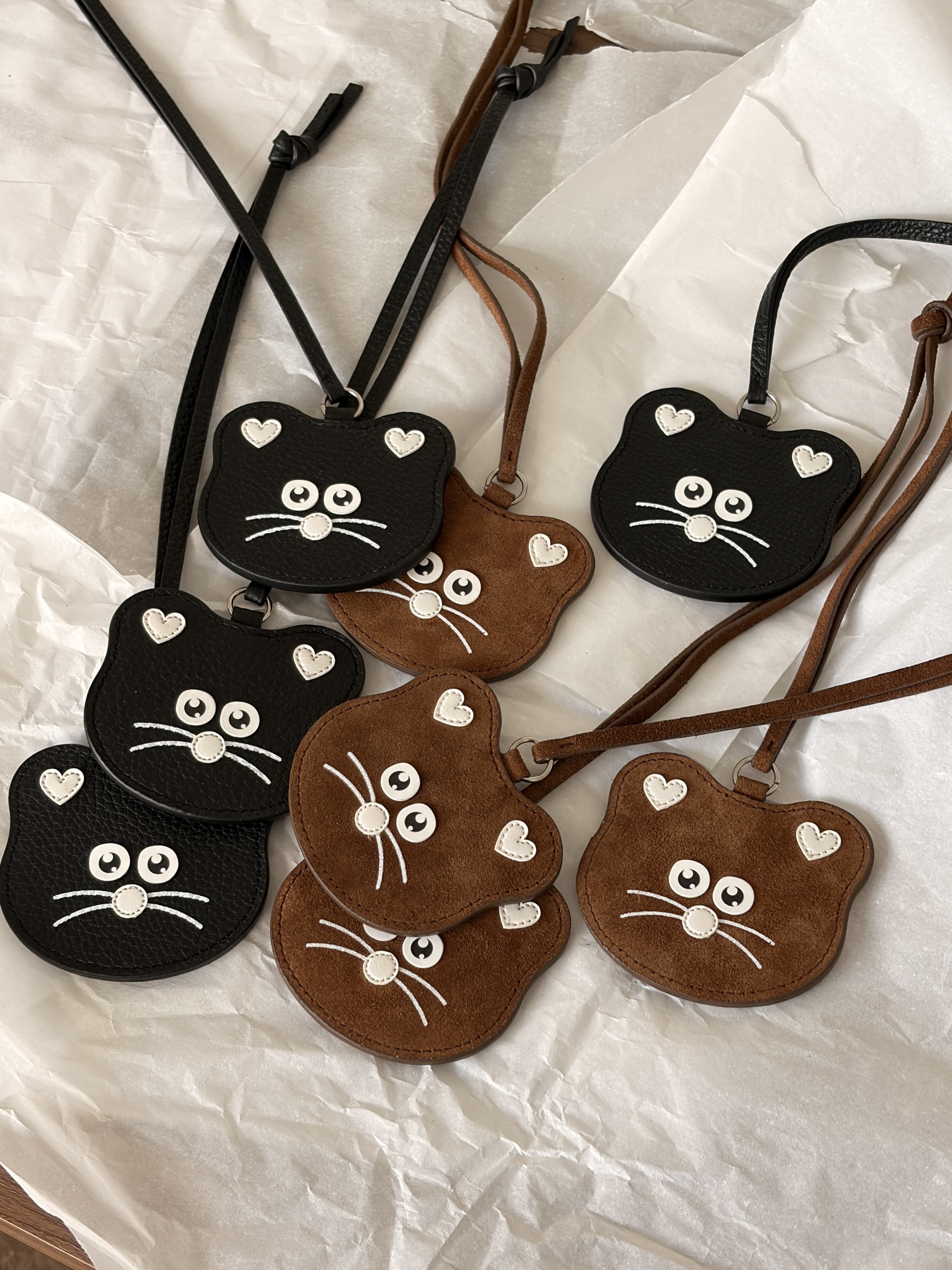 Demars X MNH Bag Charm Black, Demars X MNH Bag Charm Suede Brown 착용 스타일 - 1