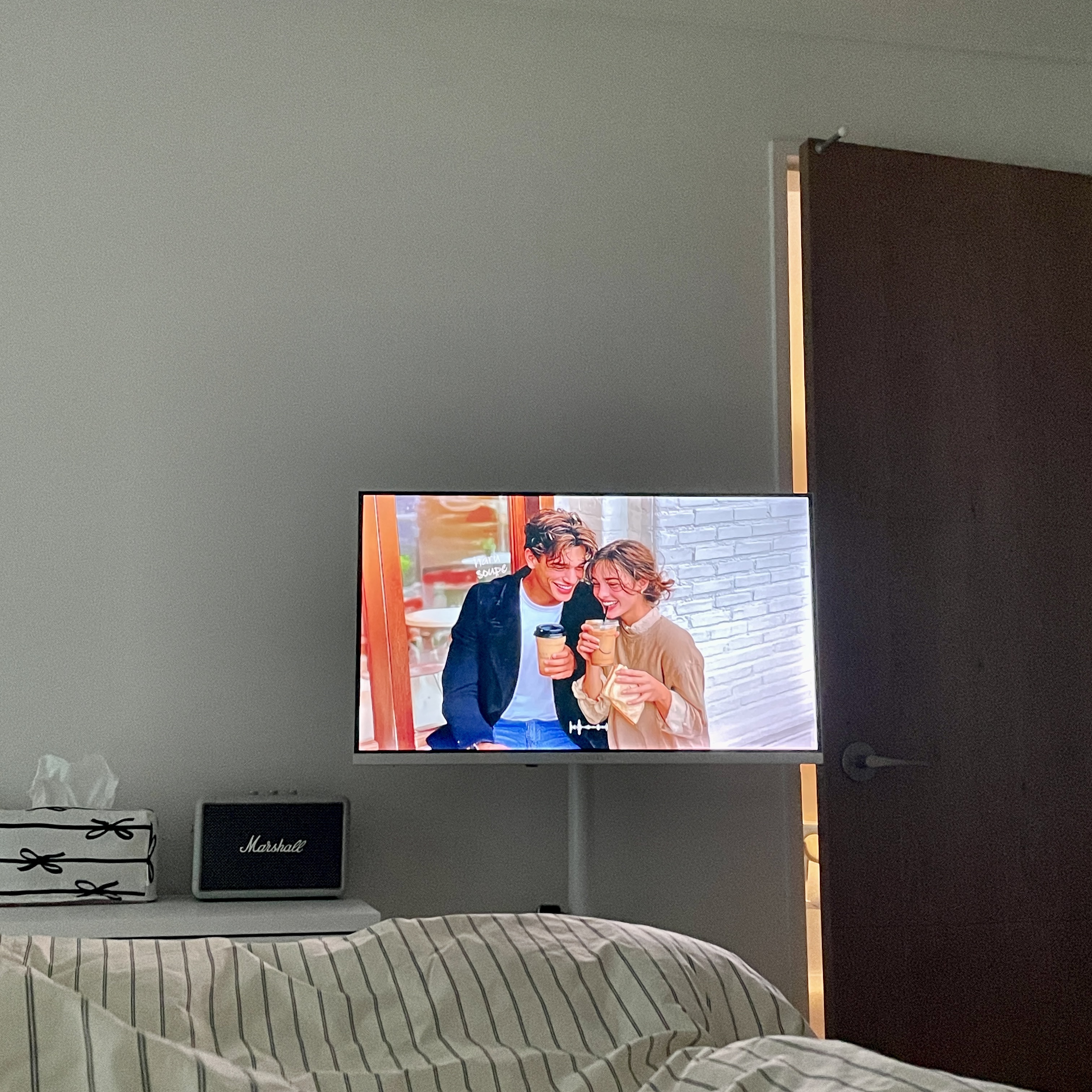 [12% 쿠폰] WIDEVU WideMovingVu White Edition V3 Set QLED 81 cm (32 in) FHD Smart Mobile TV 착용 스타일