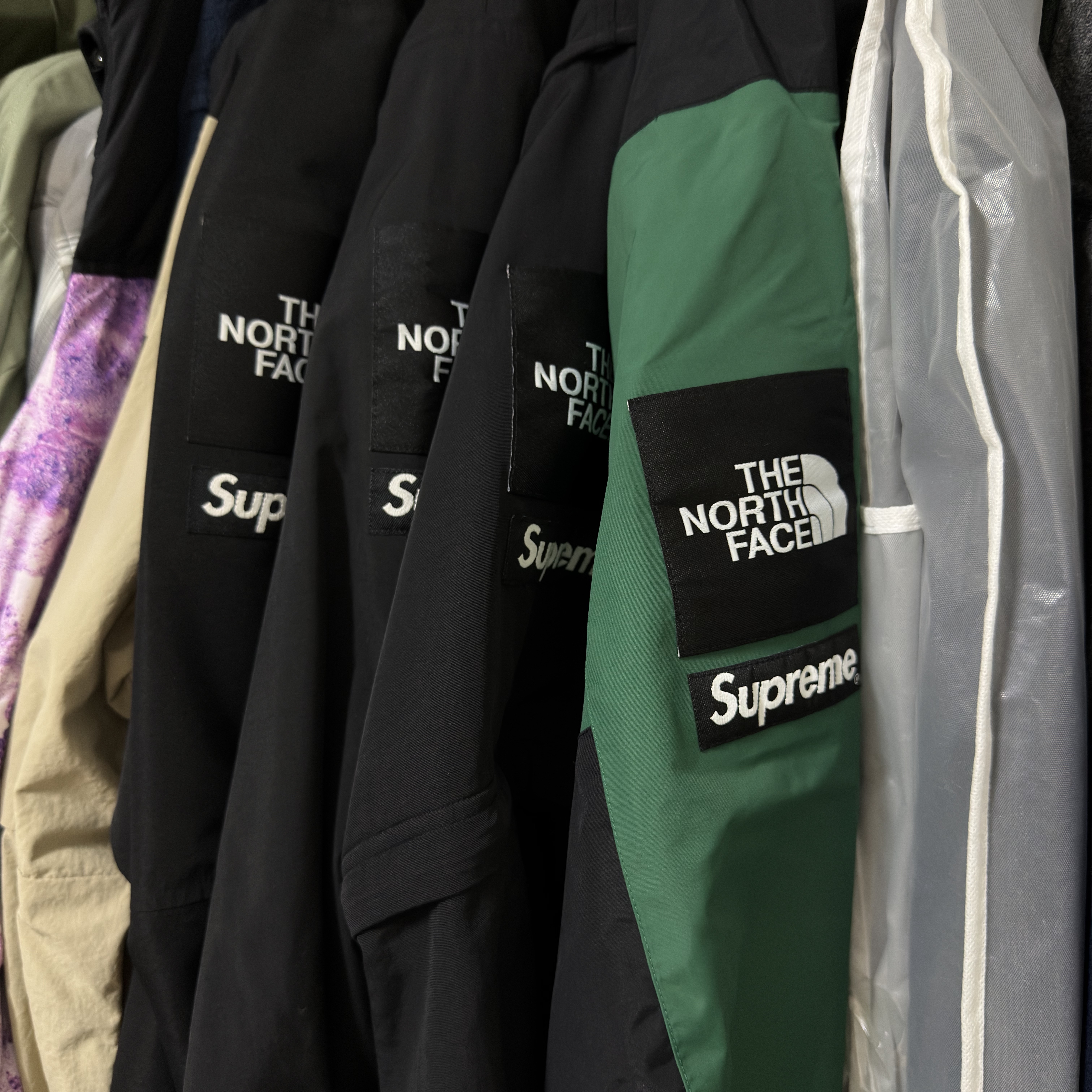 Supreme x The North Face Mountain Jacket Green - 24FW, Supreme x The North Face Trekking Convertible Jacket Black - 22SS 착용 스타일 - 3