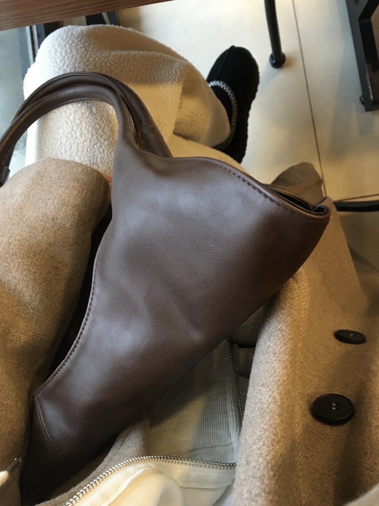 UGG Tasman II Slipper Black 착용 스타일