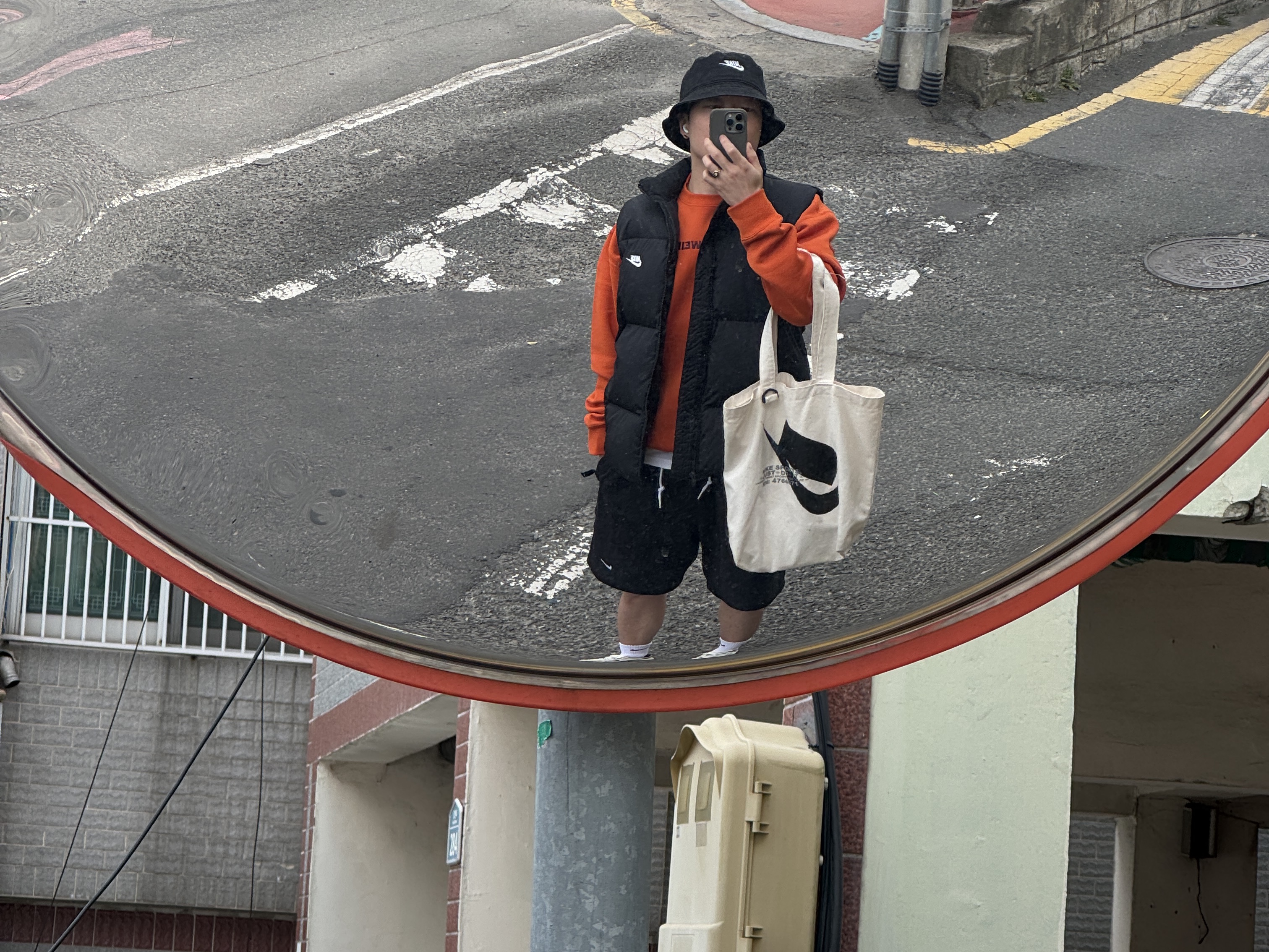 Nike Futura Bucket Hat Black, Nike NSW Club Primaloft Water-Repellent Puffer Vest Black - Asia 착용 스타일