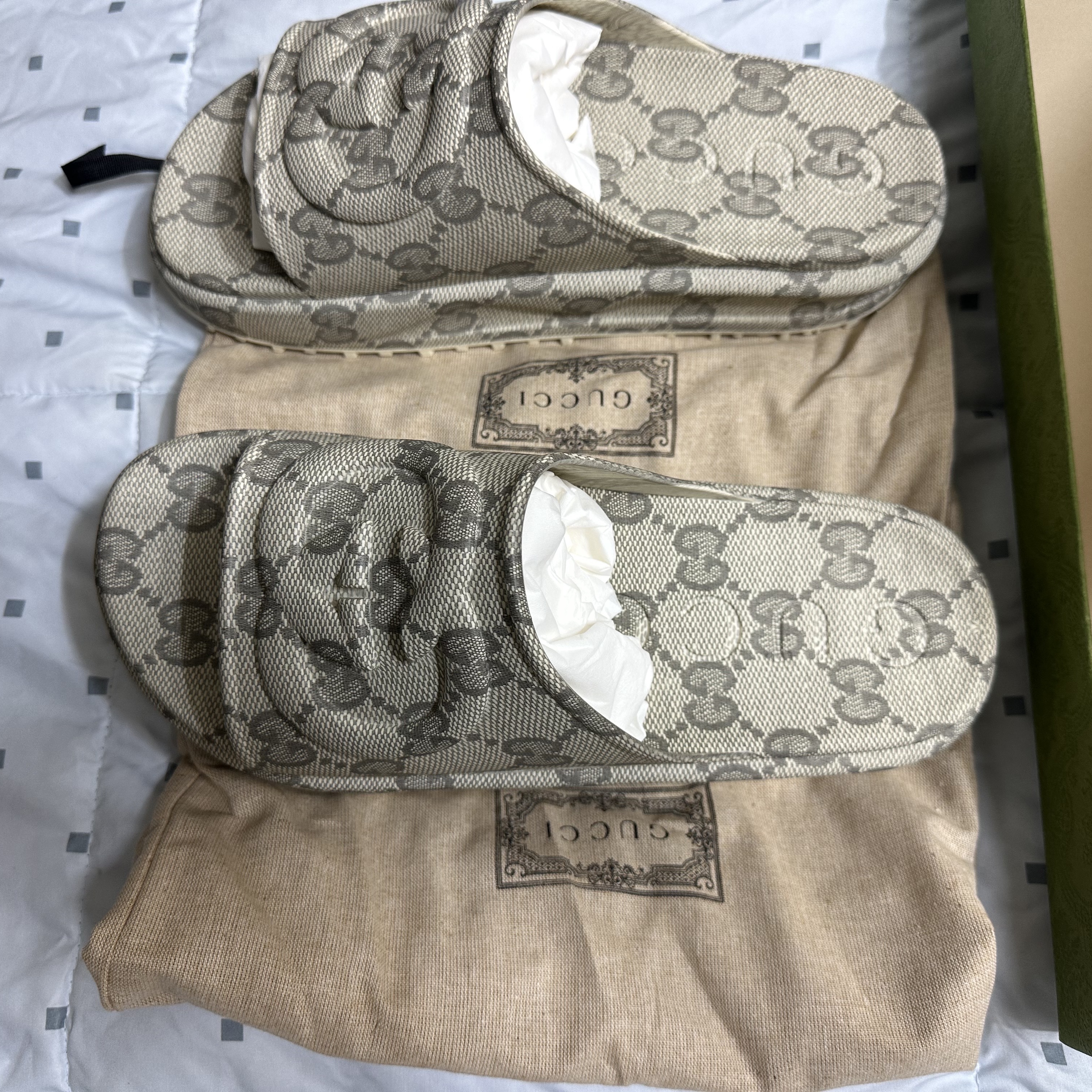 Gucci Interlocking G Slide Sandal Beige Ebony 착용 스타일 - 1