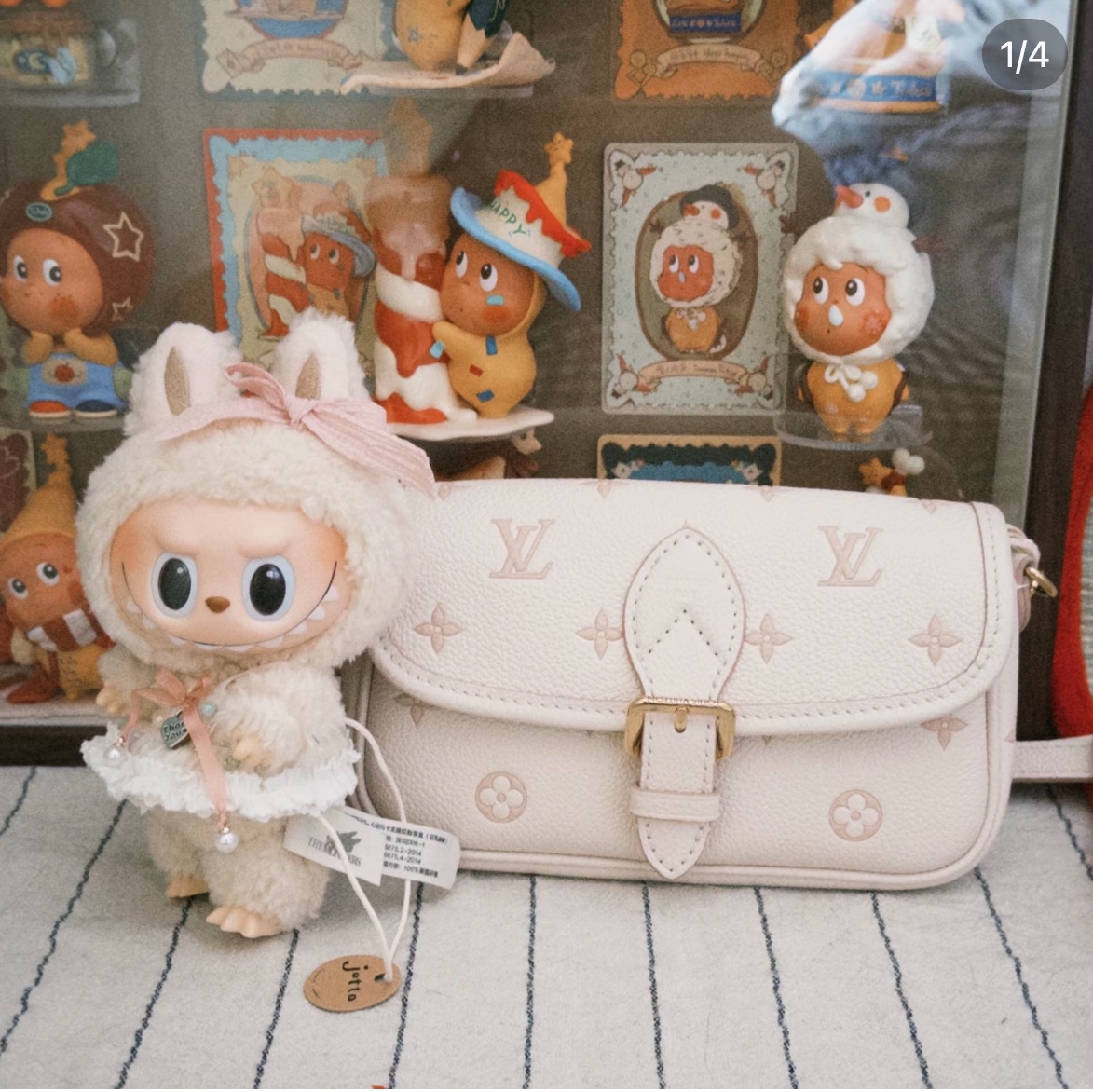 Pop Mart Labubu The Monsters Labubu Tasty Macarons Series Soymilk Keyring 착용 스타일