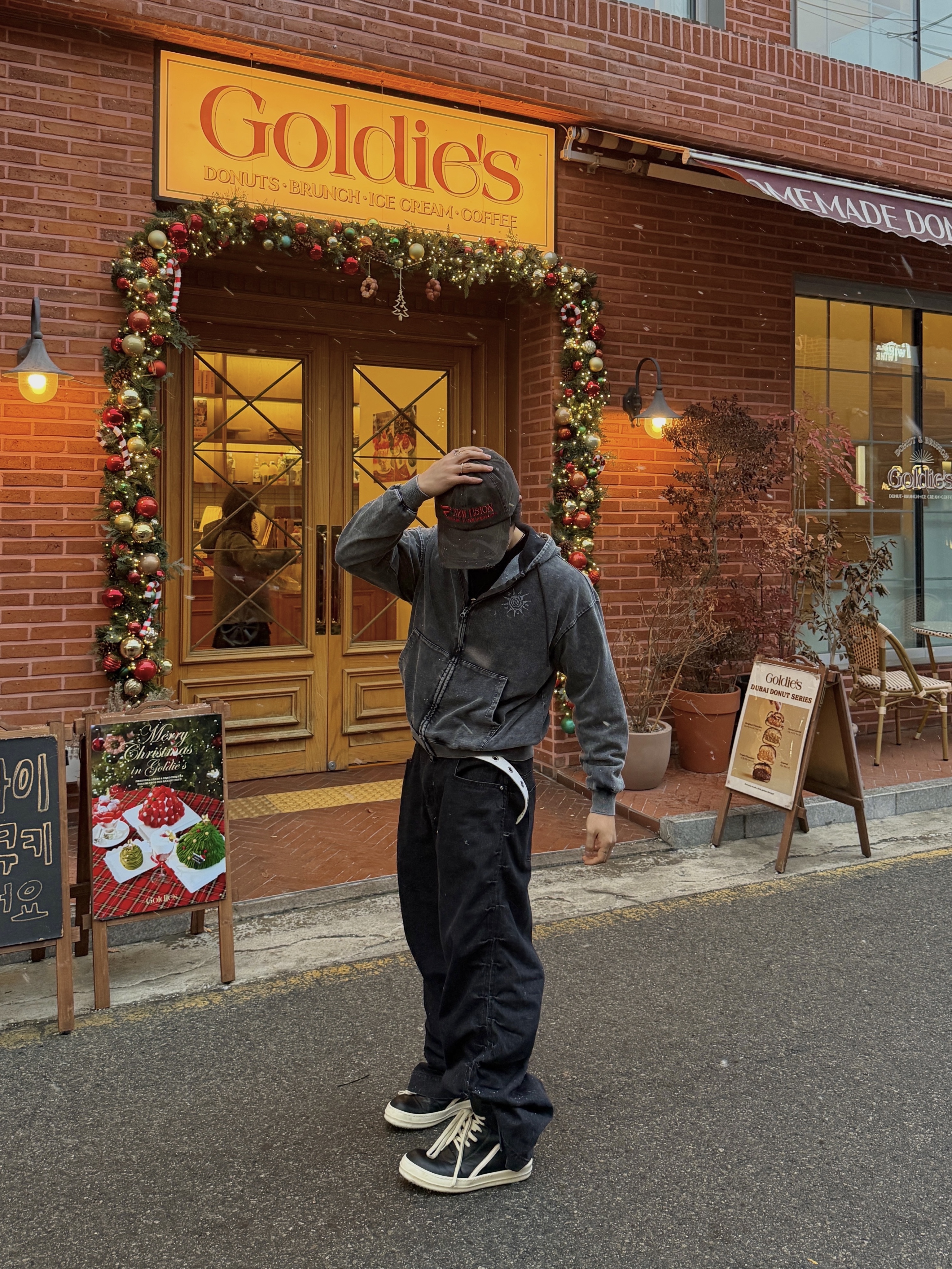 Rick Owens Hollywood Mega Bumper Geobasket in Full Grain Calf Leather Black Milk 착용 스타일 - 1