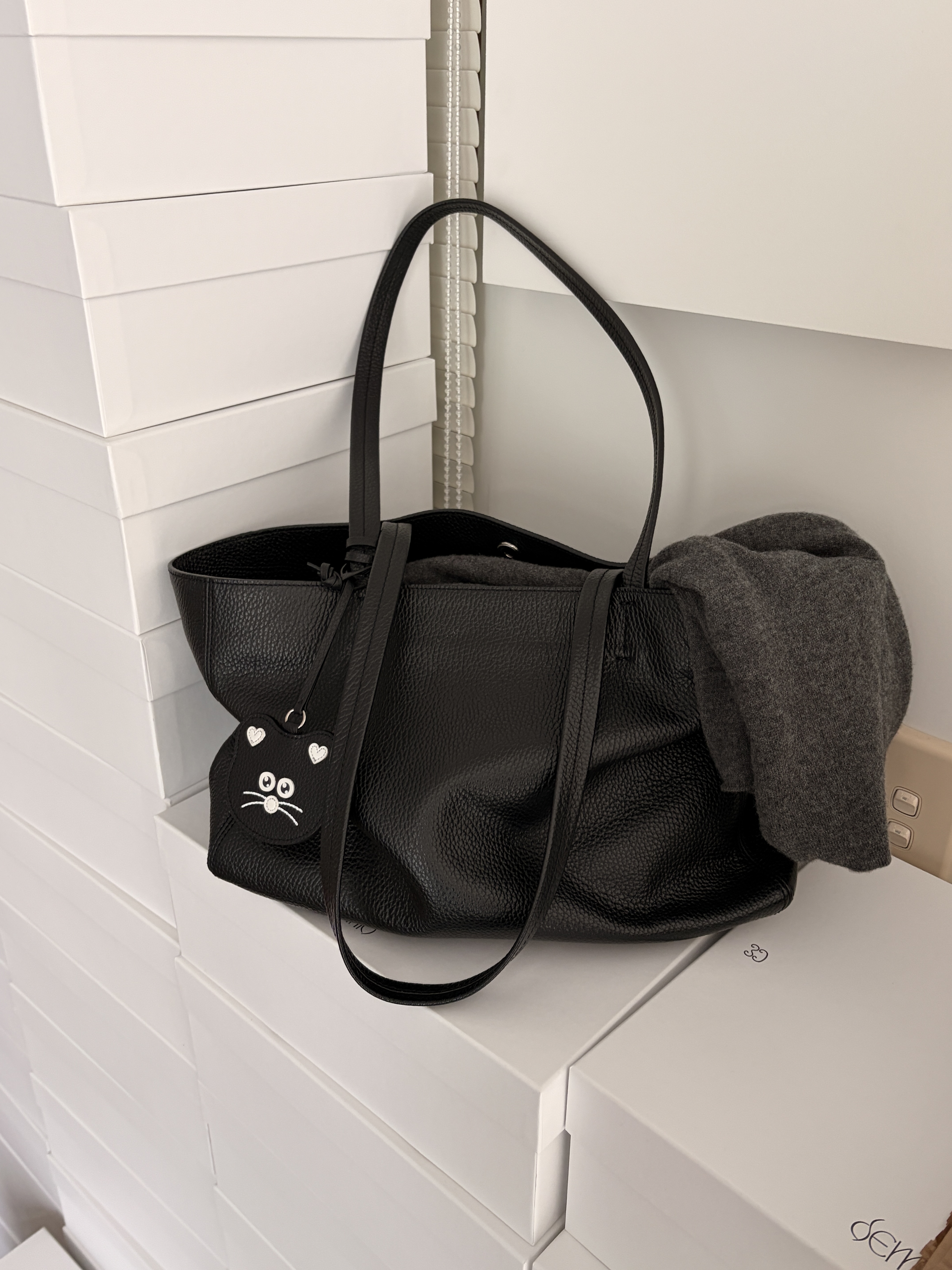 Demars X MNH Port Bag Black, Demars X MNH Bag Charm Black 착용 스타일 - 4