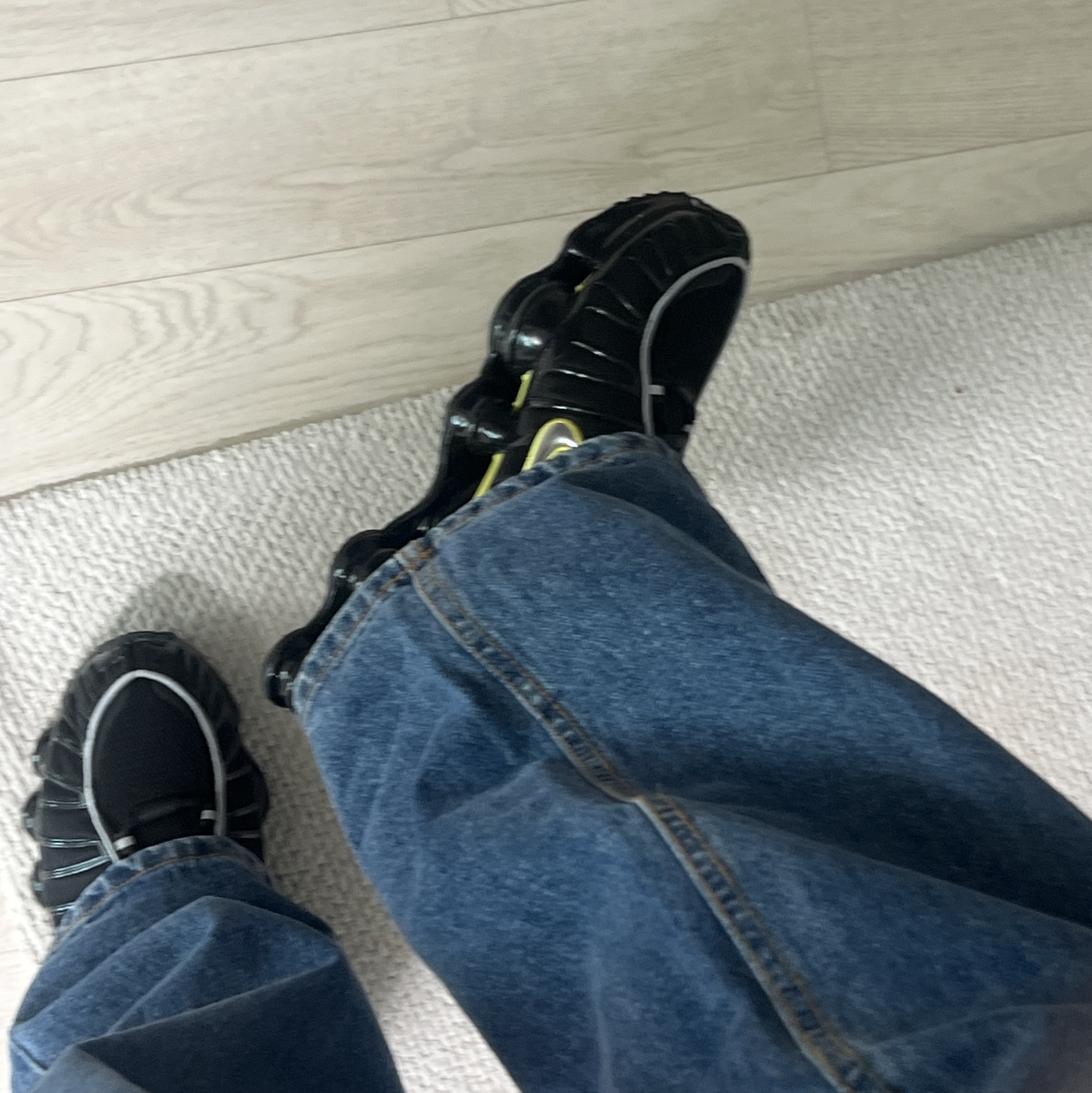 Nike Shox TL Black Dynamic Yellow 착용 스타일