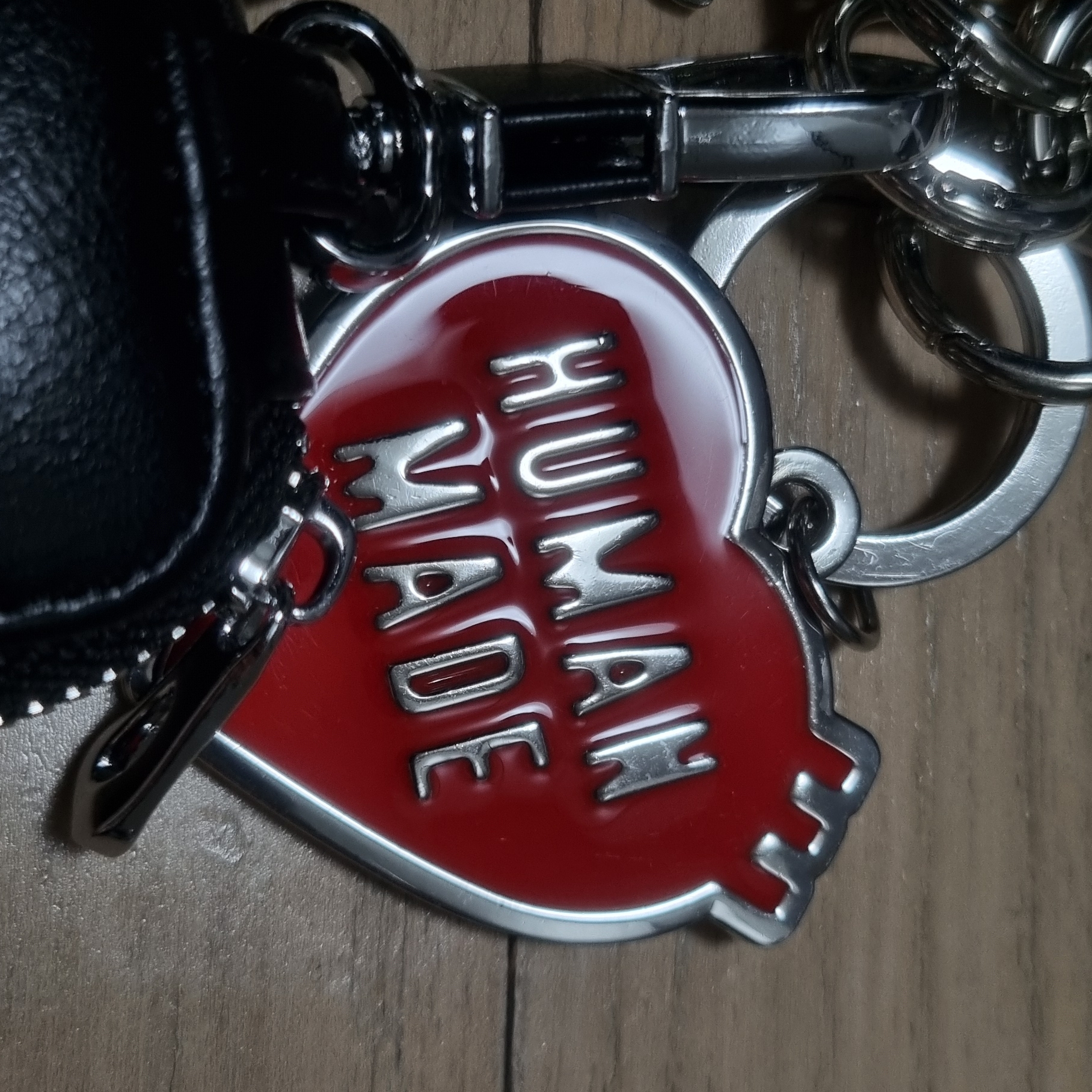 Human Made x Verdy Girls Don't Cry Keyring Red, Stussy Metal Tag Keychain Silver 착용 스타일 - 2
