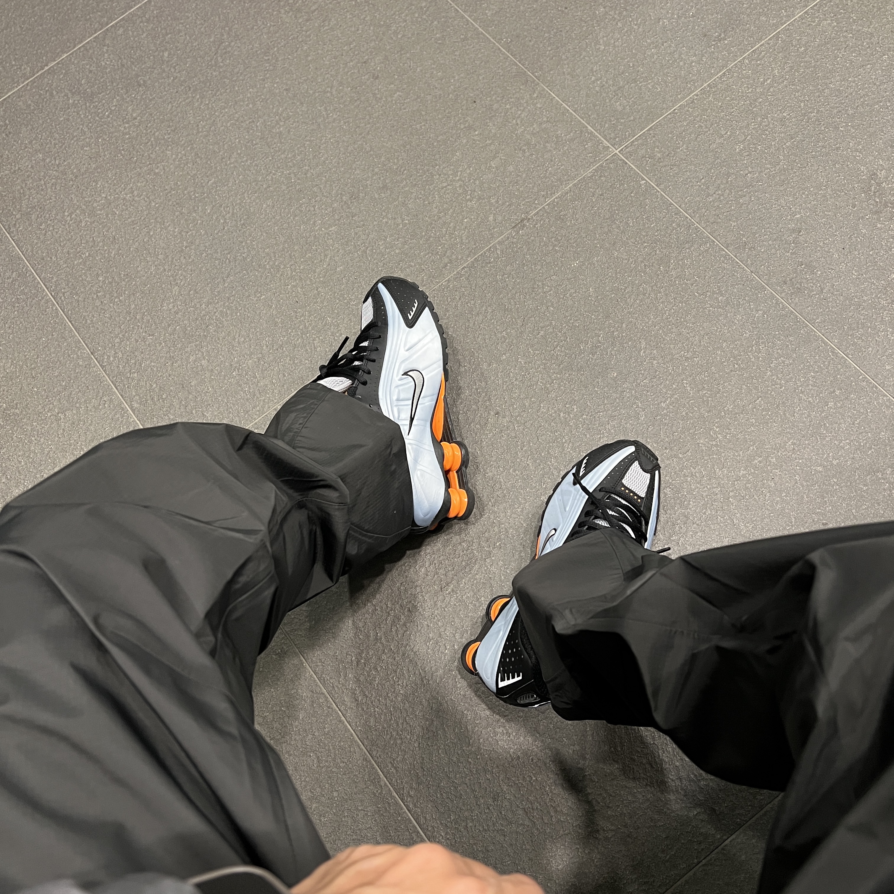 (W) Nike Shox R4 Blue Tint Total Orange 착용 스타일