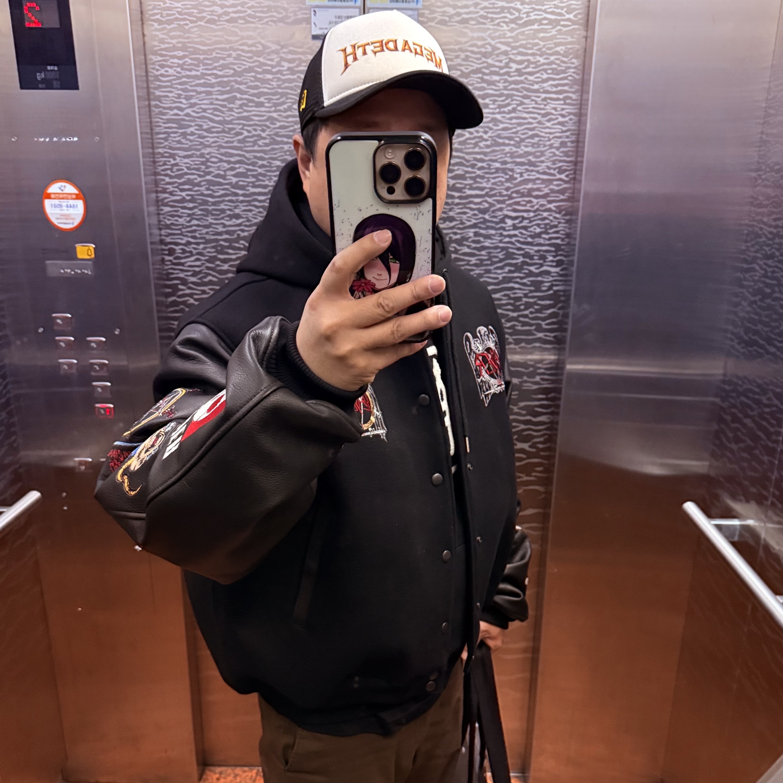 SLAYER  Undermycar Various Logo Embroidered Varsity Jacket Black 착용 스타일 - 2