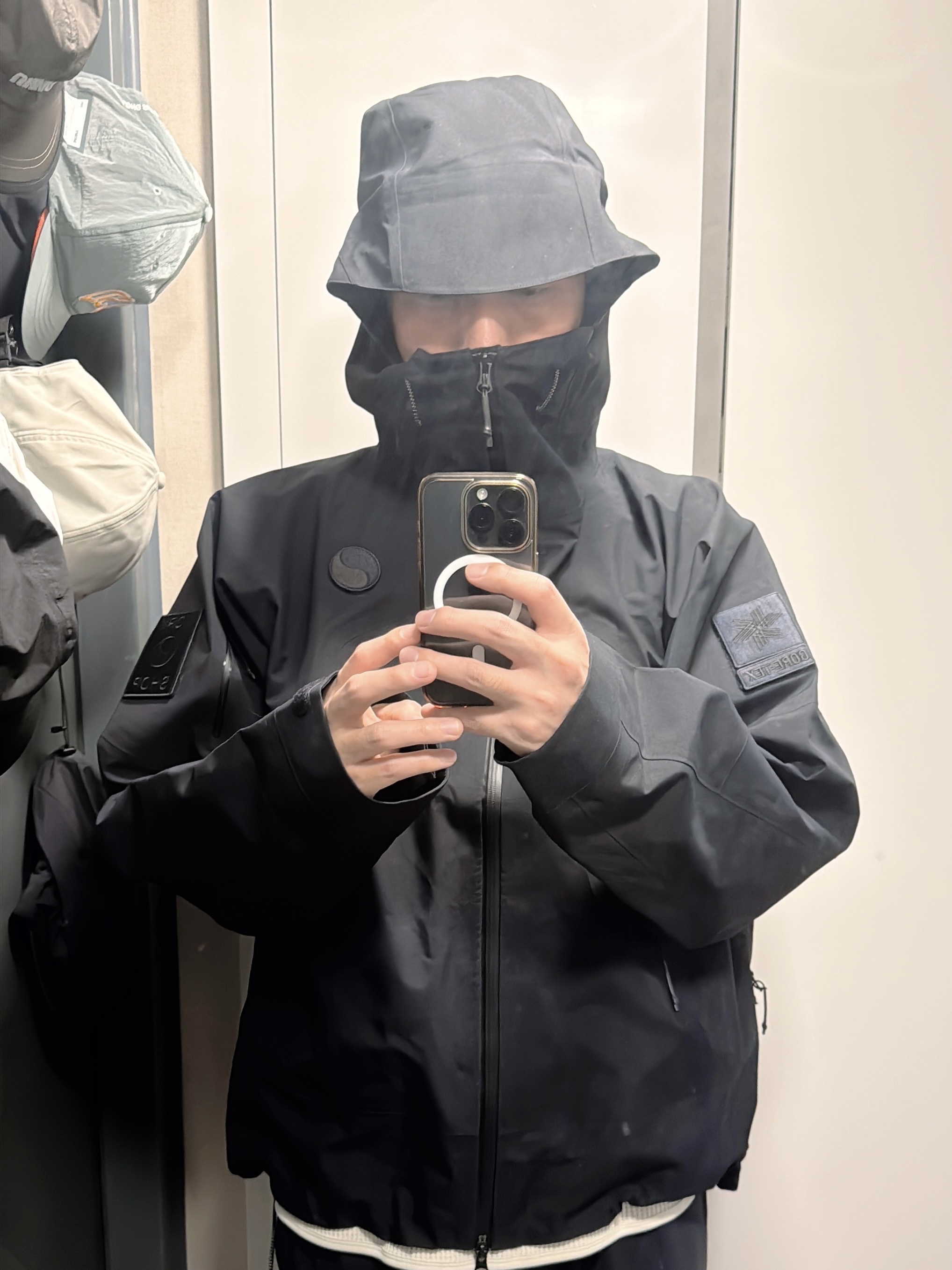 Our Legacy x Goldwin Gore-Tex 3L Jacket Jet Black 착용 스타일 - 2