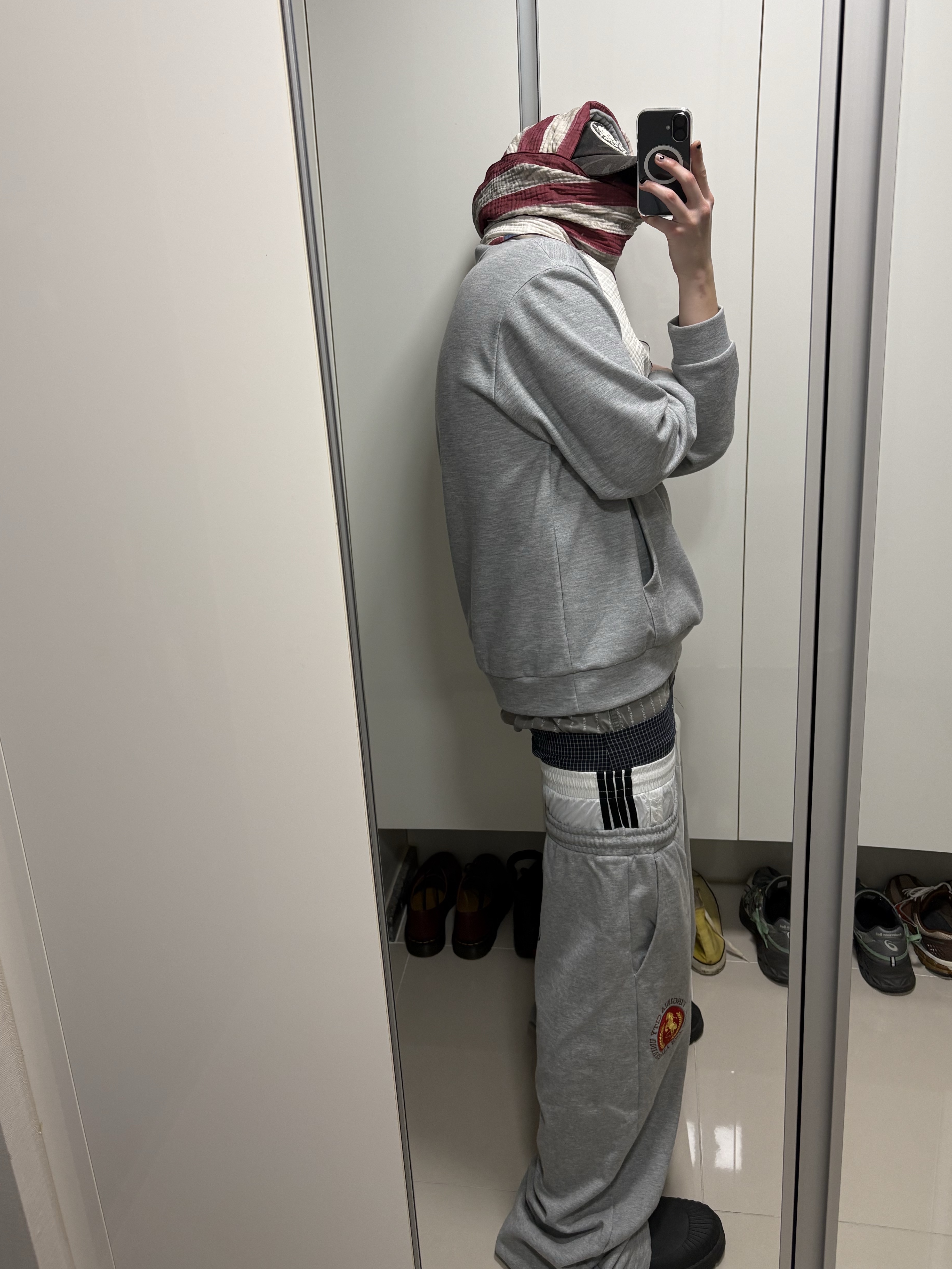 Needles H.D. Track Pants Poly Smooth Purple, C.P. Company D.D. Shell Hooded Down Jacket Fungi Grey - 25FW 착용 스타일 - 5