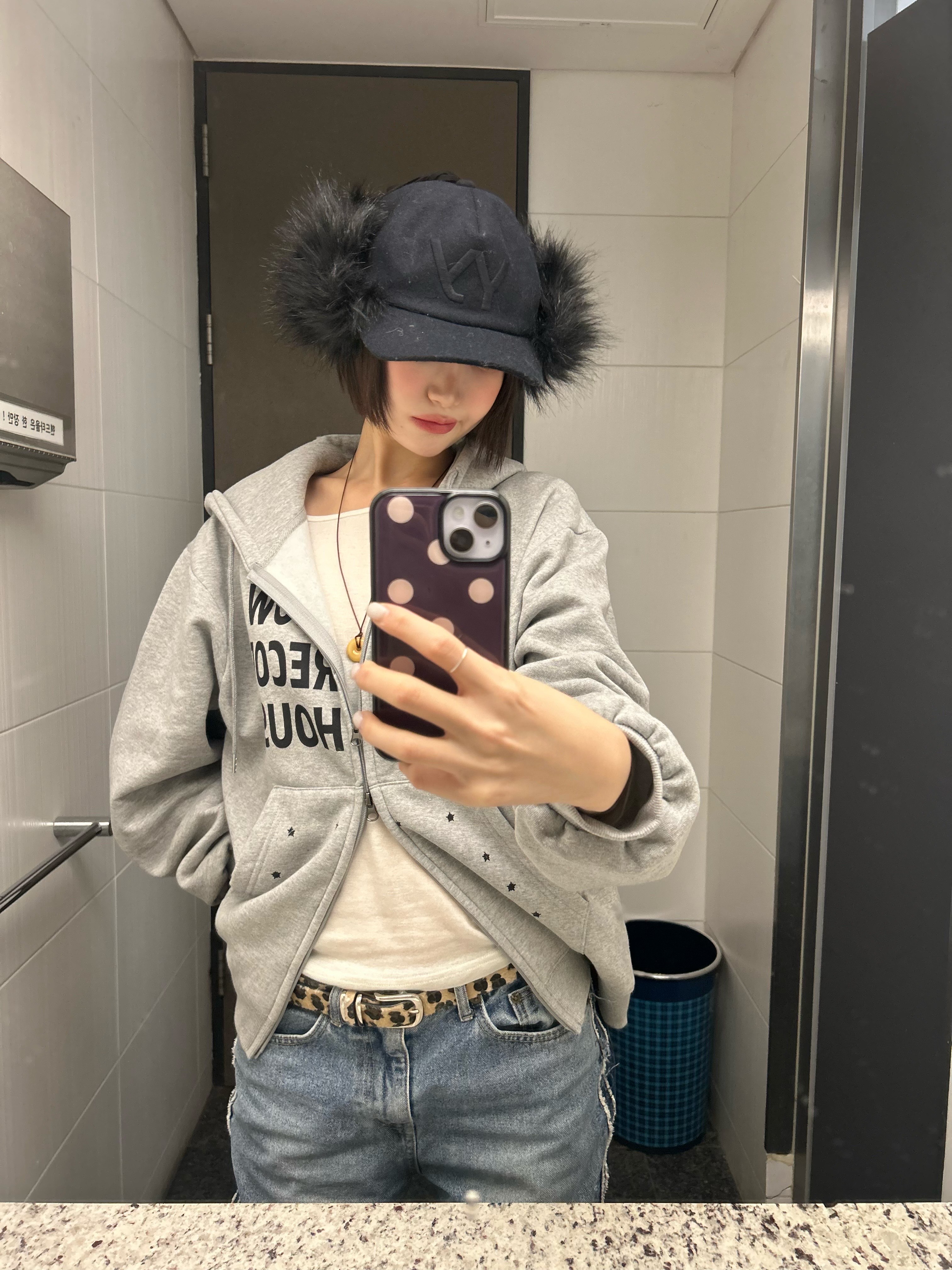 SLOW RECORD HOUSE Typo Star Hood Zip-Up Grey 착용 스타일 - 3
