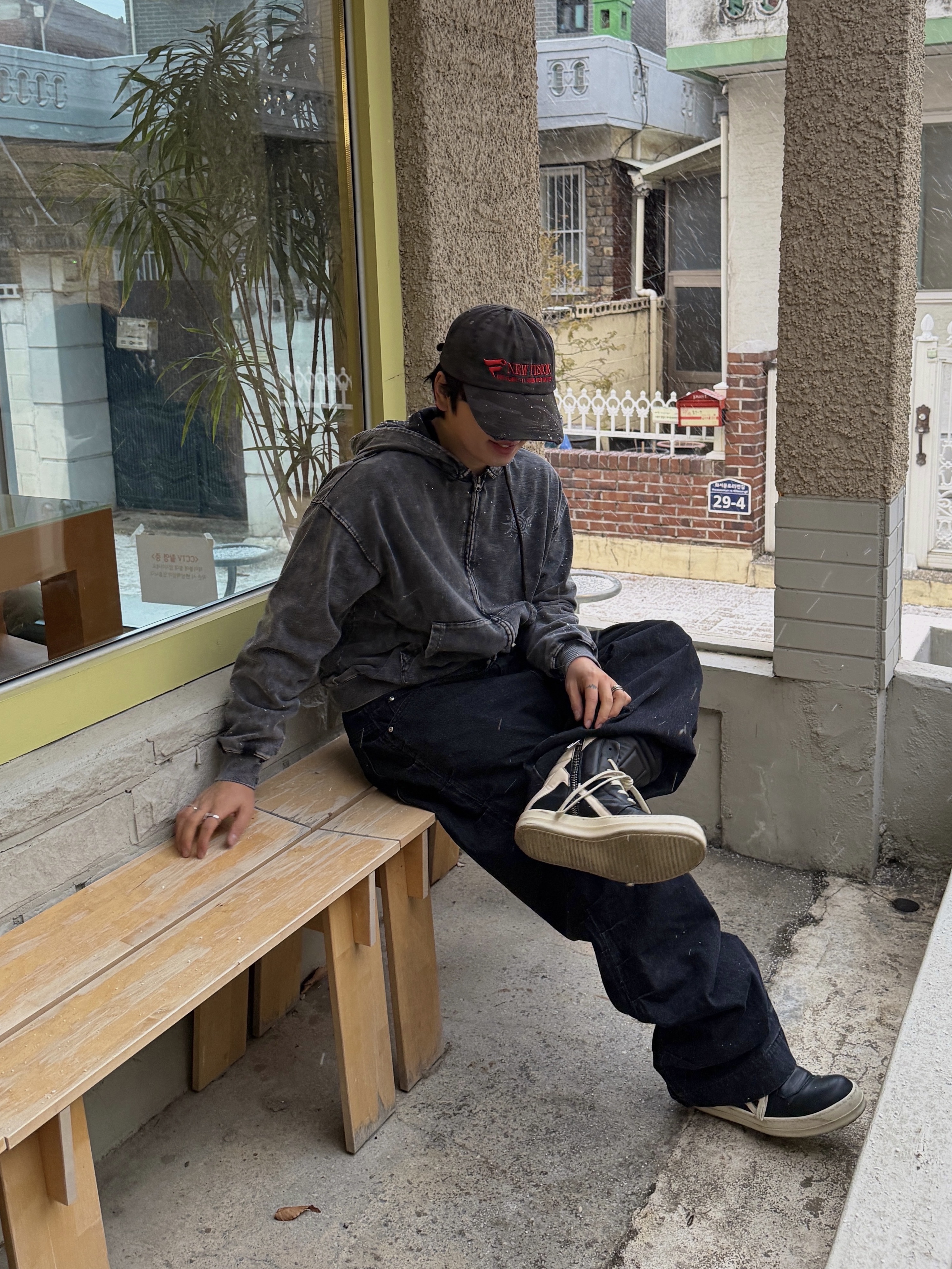 Rick Owens Hollywood Mega Bumper Geobasket in Full Grain Calf Leather Black Milk 착용 스타일 - 9