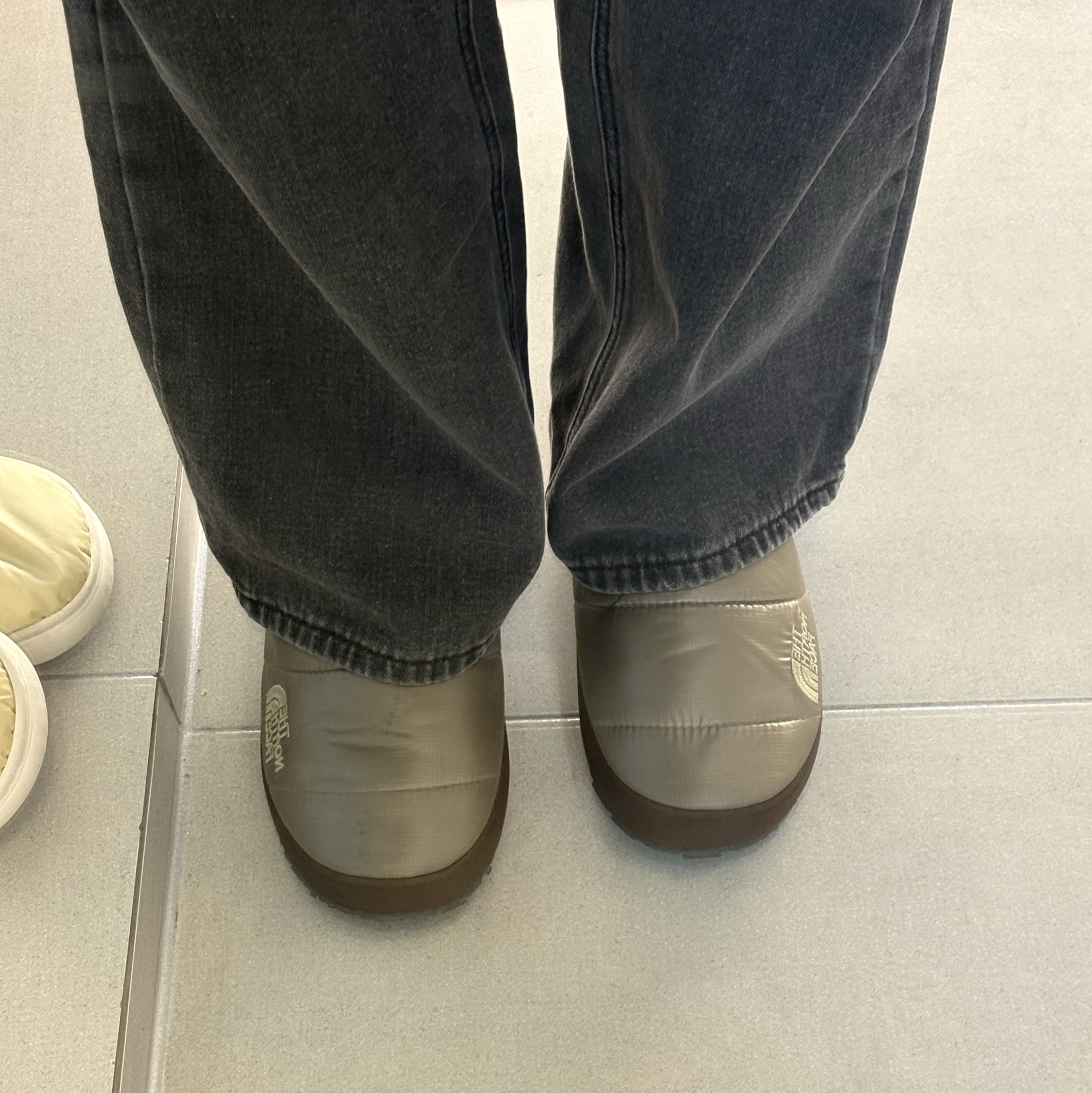 The North Face Nuptse Mule Olive 착용 스타일