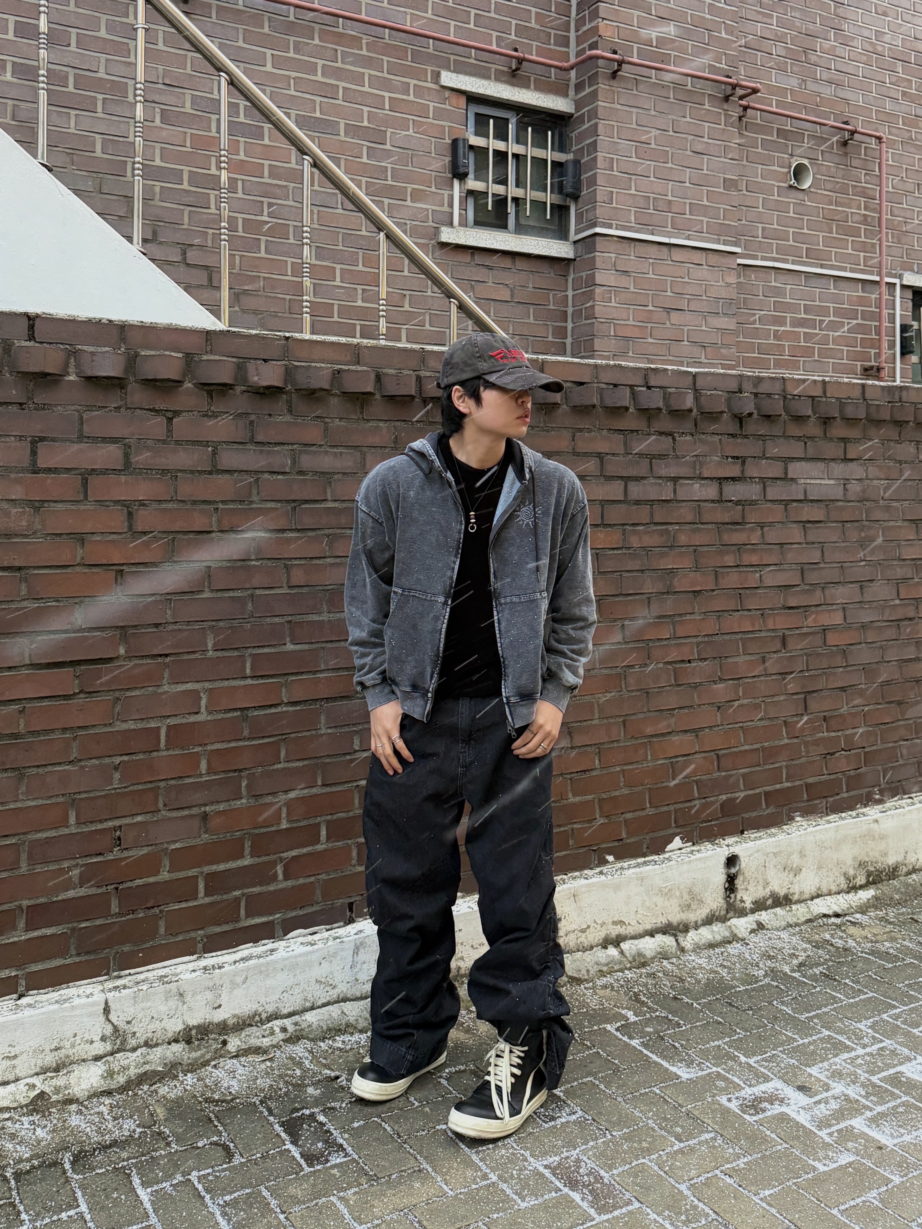 Rick Owens Hollywood Mega Bumper Geobasket in Full Grain Calf Leather Black Milk 착용 스타일 - 4