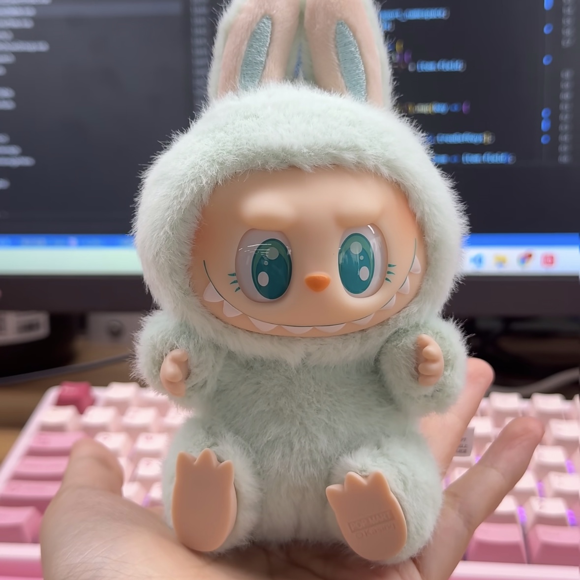 Pop Mart Labubu Let's Play Together Doll Series Ququ Keyring (Opened Case) 착용 스타일